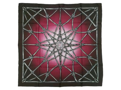Gucci, Foulard in seta con motivo di briglie su fondo sfumato color prugna