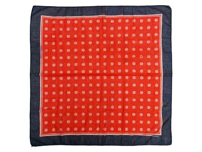 Chanel, Foulard in cotone con loghi bianchi su fondo rosso