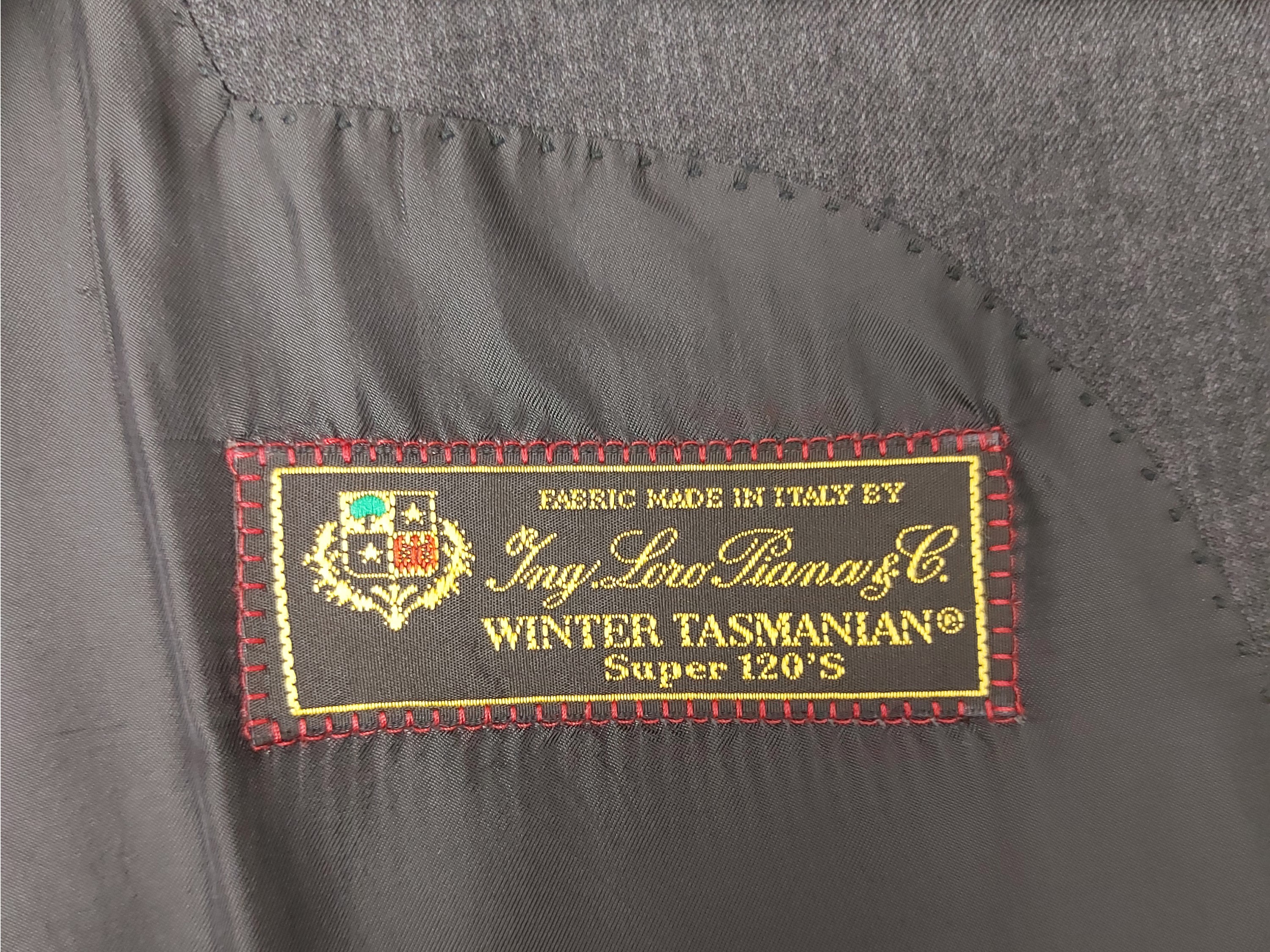Completo da uomo in lana grigia, Nervesa, in tessuto Tasmanian Super 120s Loro Piana, monopetto