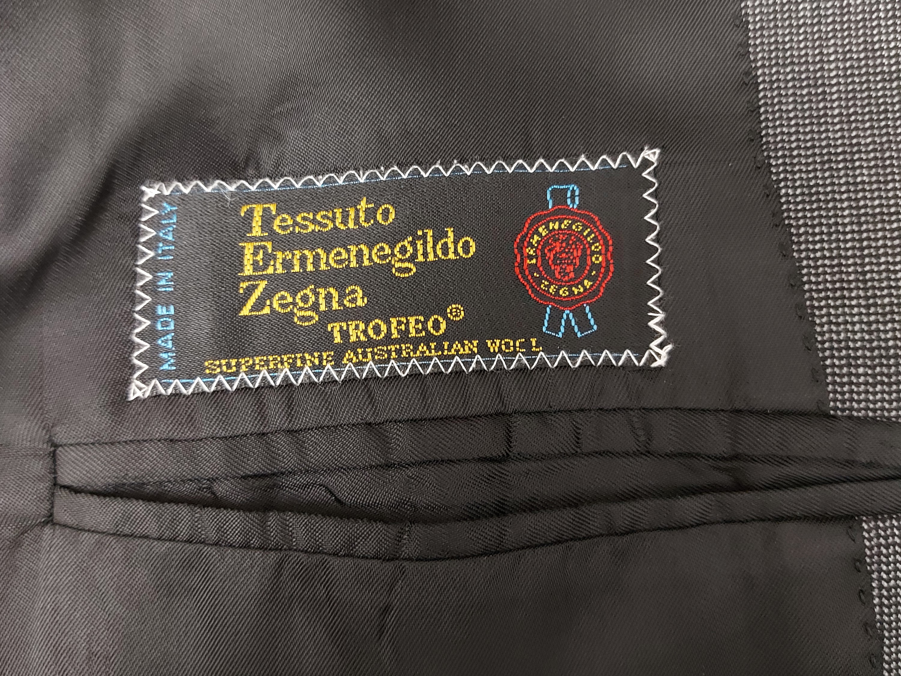 Story Uomo, Completo da uomo in lana “sale e pepe” in tessuto Ermenegildo Zegna, monopetto a tre ...