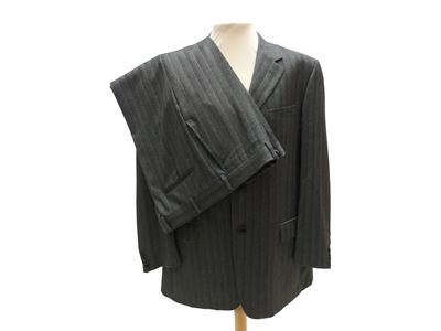 Cerruti, Completo da uomo gessato grigio (giacca monopetto a tre bottoni)