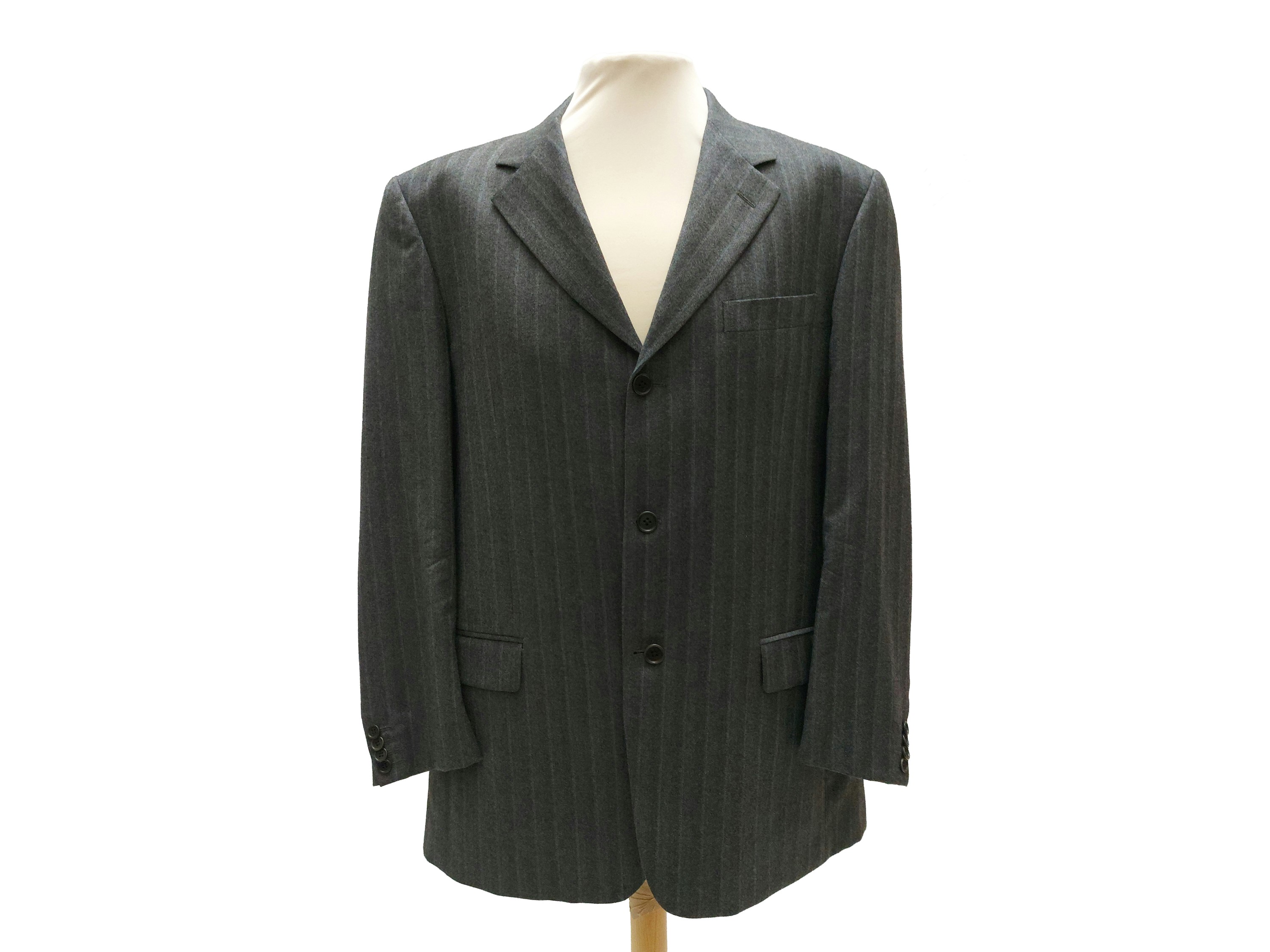 Cerruti, Completo da uomo gessato grigio (giacca monopetto a tre bottoni)