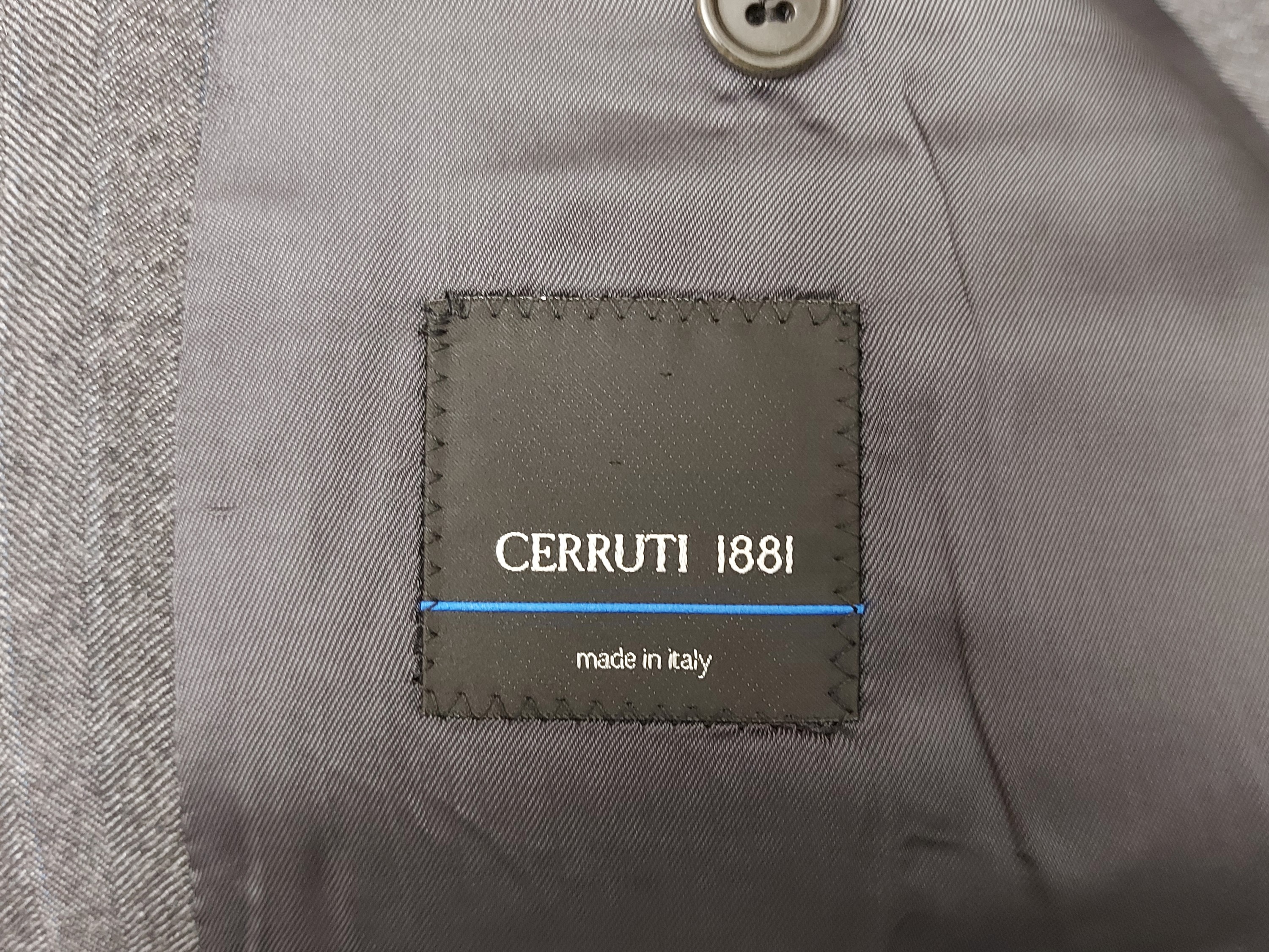 Cerruti, Completo da uomo gessato grigio (giacca monopetto a tre bottoni)