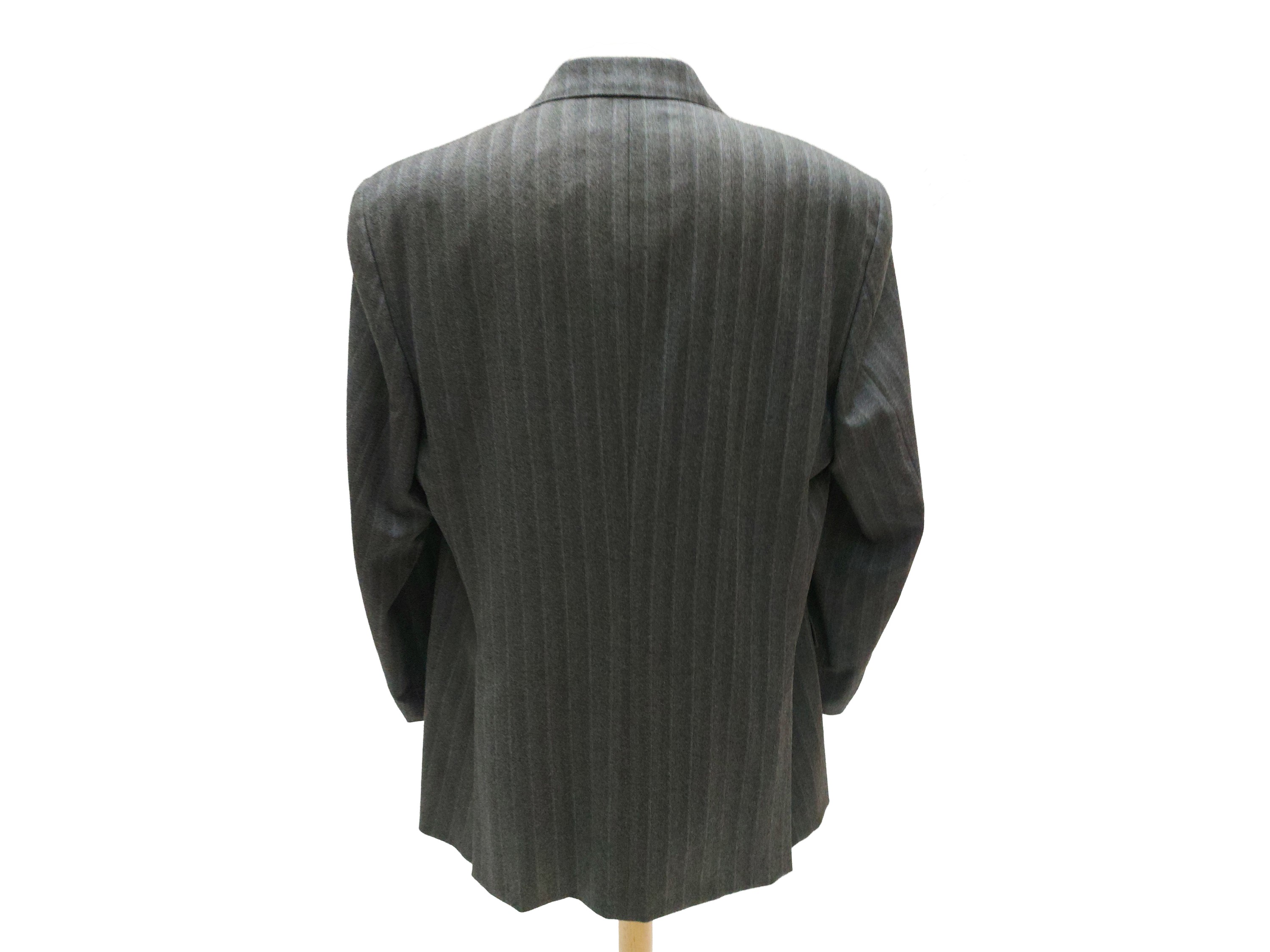 Cerruti, Completo da uomo gessato grigio (giacca monopetto a tre bottoni)
