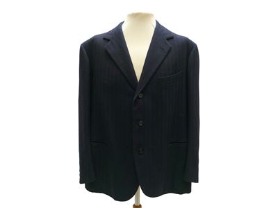 Giacca sartoriale da uomo spigata blu, monopetto a tre bottoni, abbinata a Cravatta Trussardi in ...