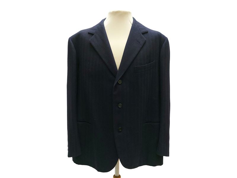 Giacca sartoriale da uomo spigata blu, monopetto a tre bottoni, abbinata a Cravatta Trussardi in ...
