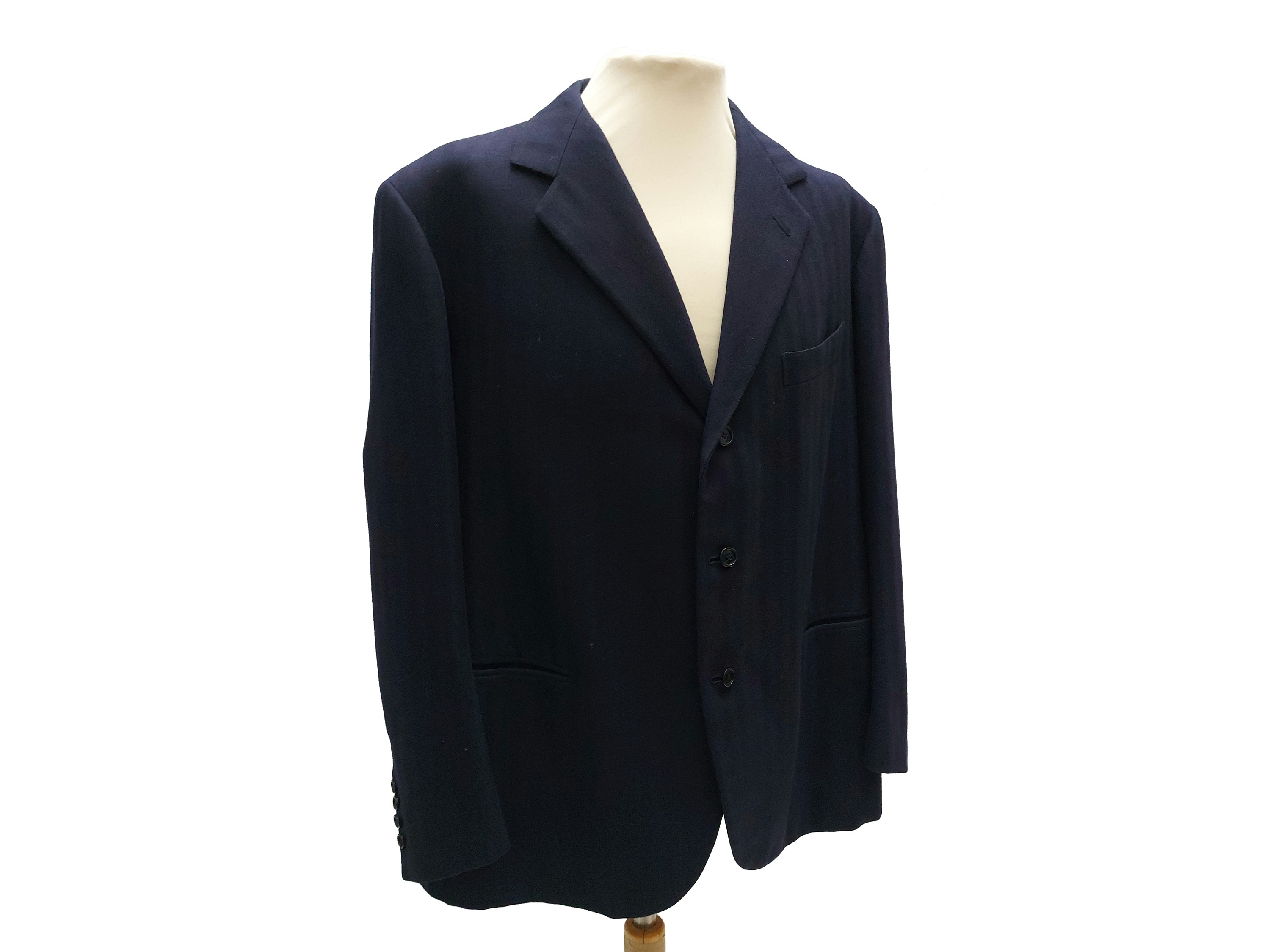 Giacca sartoriale da uomo spigata blu, monopetto a tre bottoni, abbinata a Cravatta Trussardi in ...