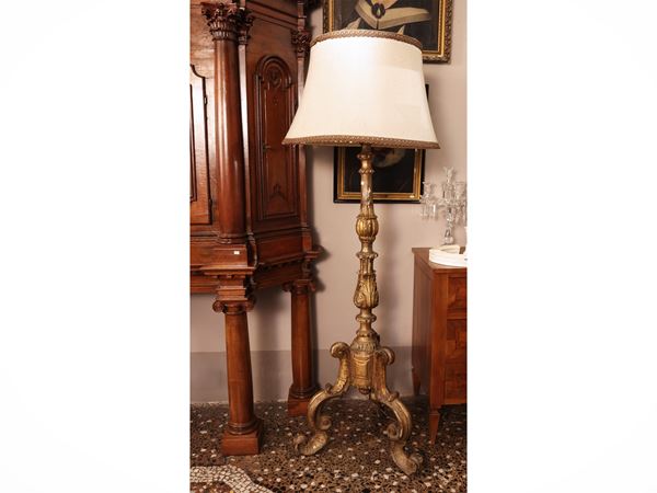 Floor torch in carved and gilded wood
