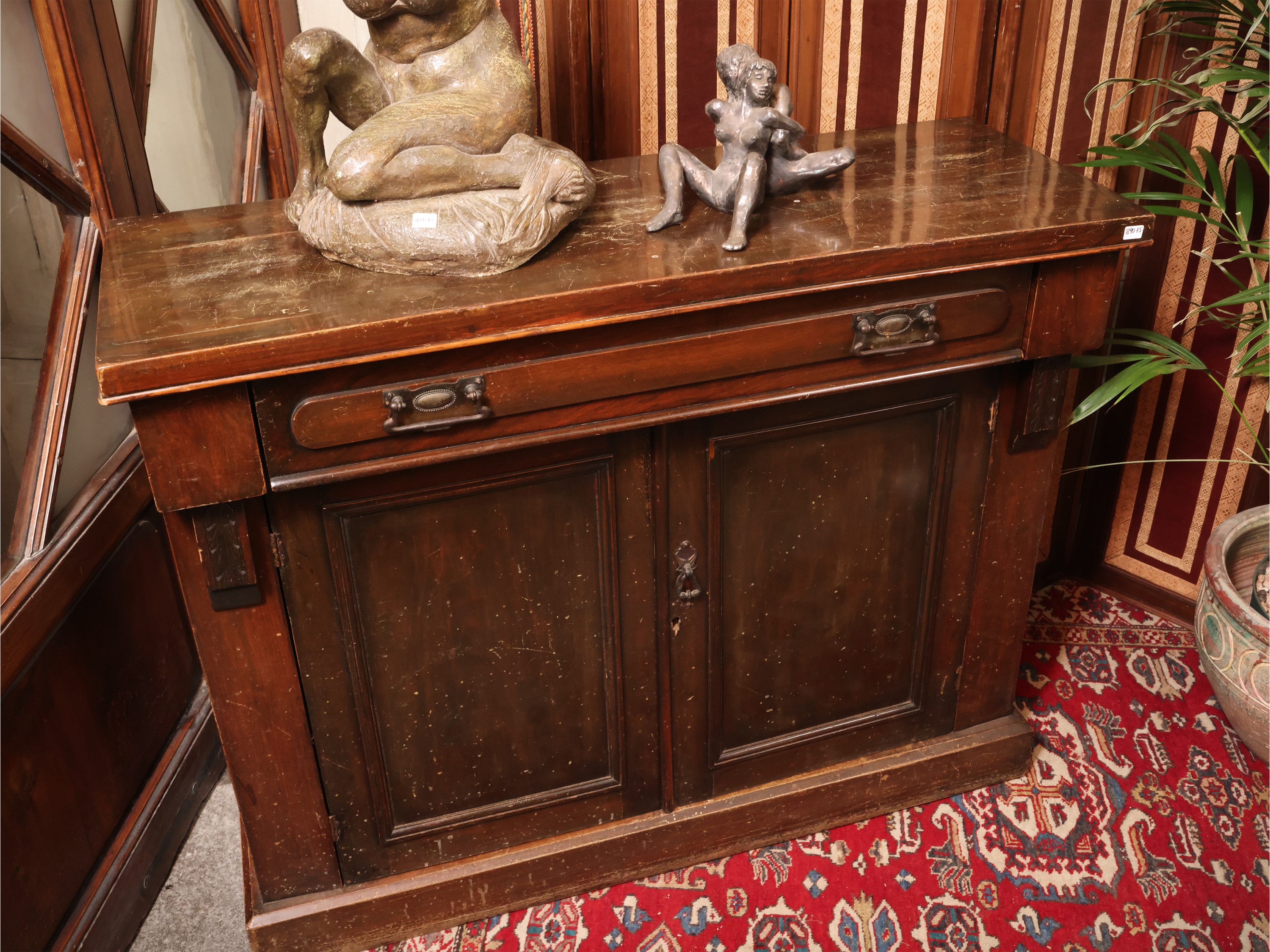 Inizio del XX secolo, Piccola credenza in legno tenero