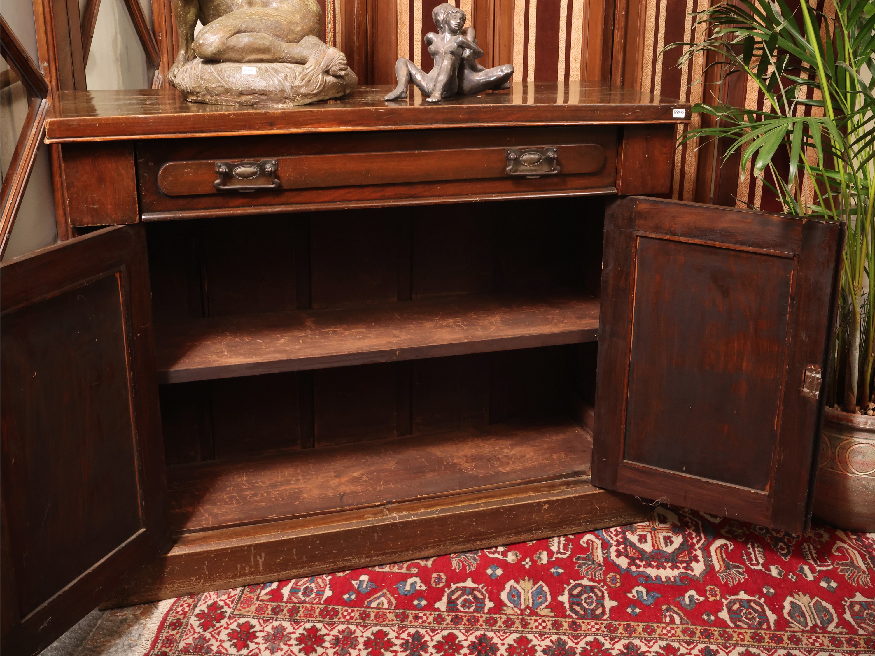 Inizio del XX secolo, Piccola credenza in legno tenero