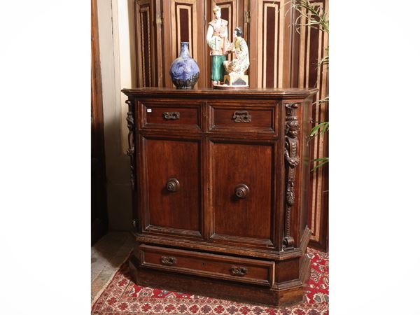 Piccola credenza a bambocci in legno tenero patinato