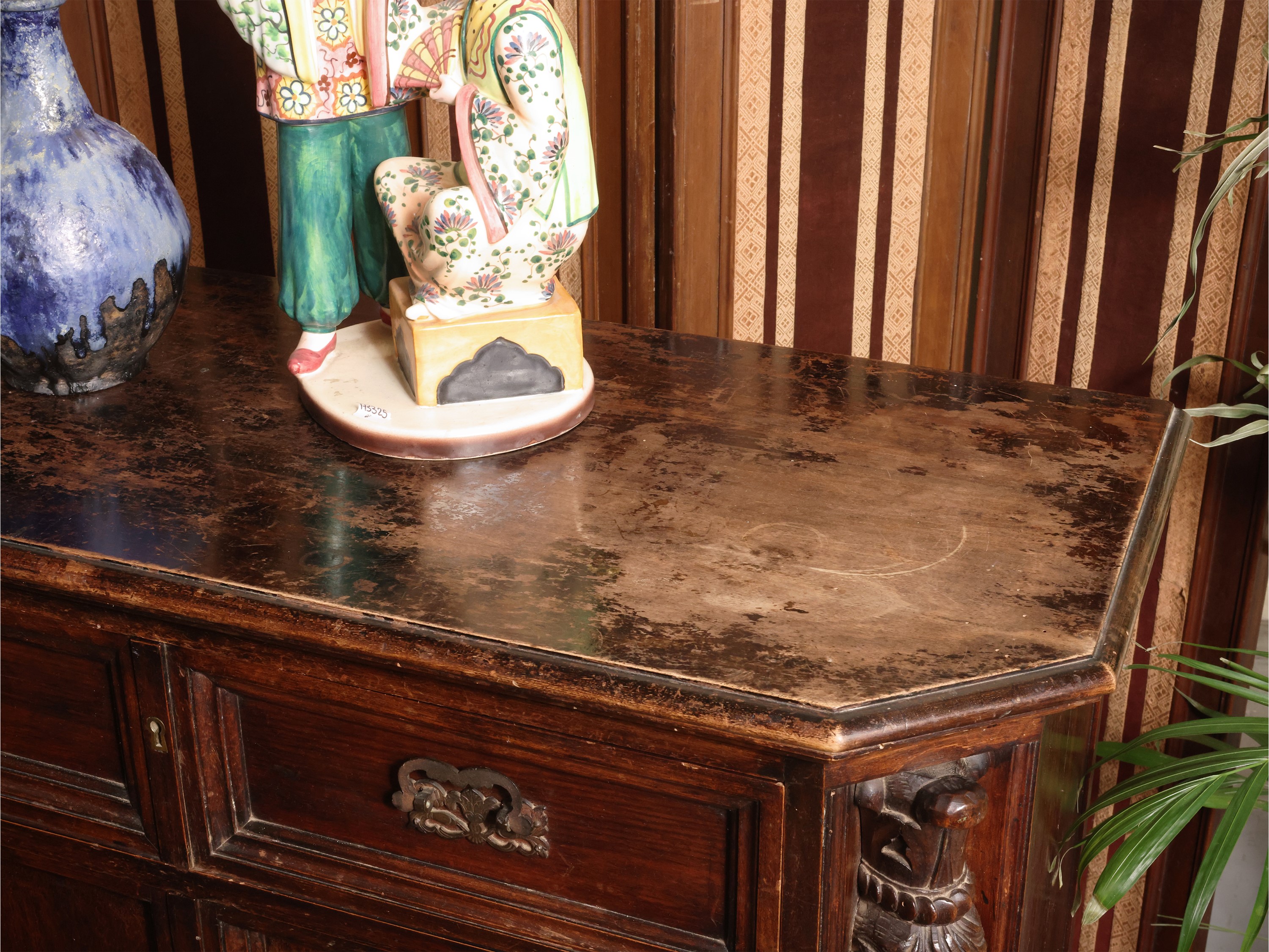 Credenza in stile seicentesco, piano scantonato e bambocci in legno patinato