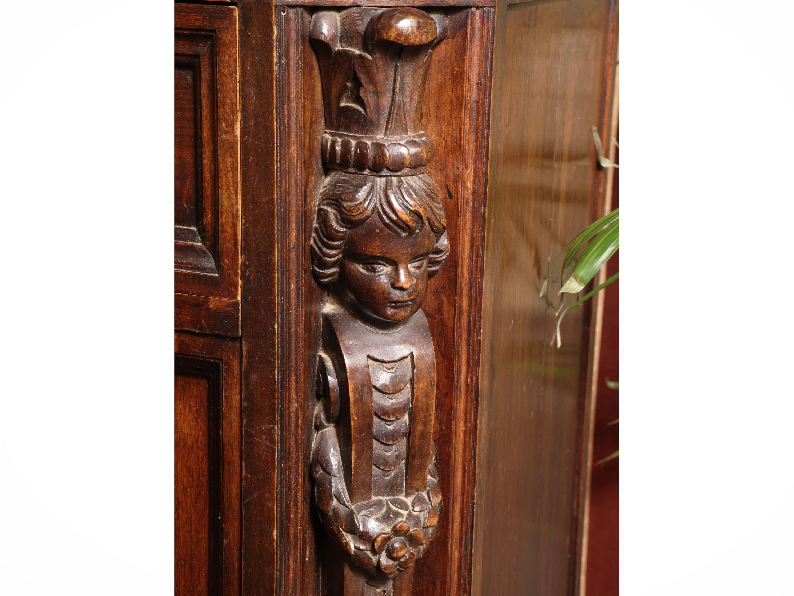 Credenza in stile seicentesco, piano scantonato e bambocci in legno patinato