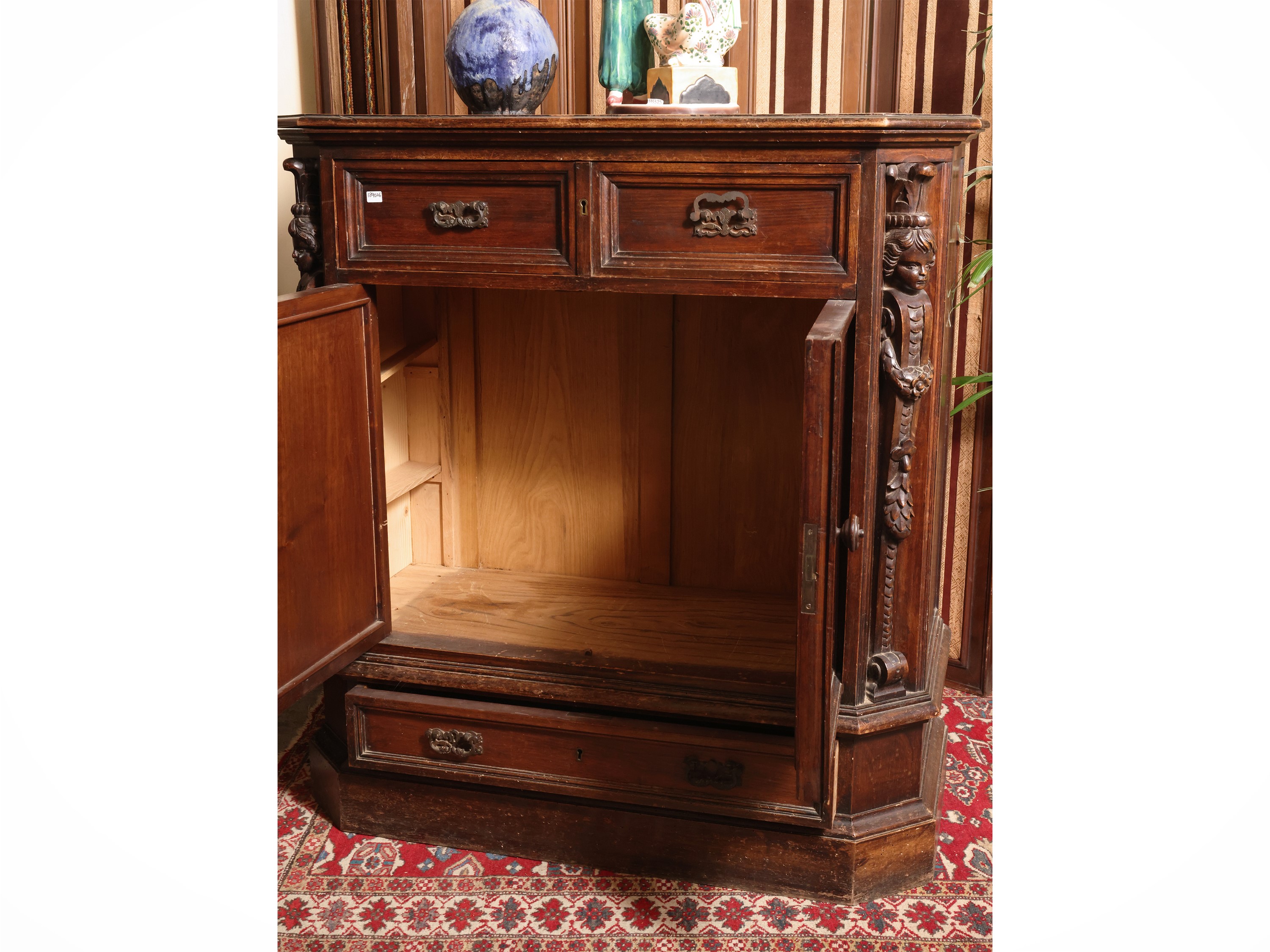Credenza in stile seicentesco, piano scantonato e bambocci in legno patinato