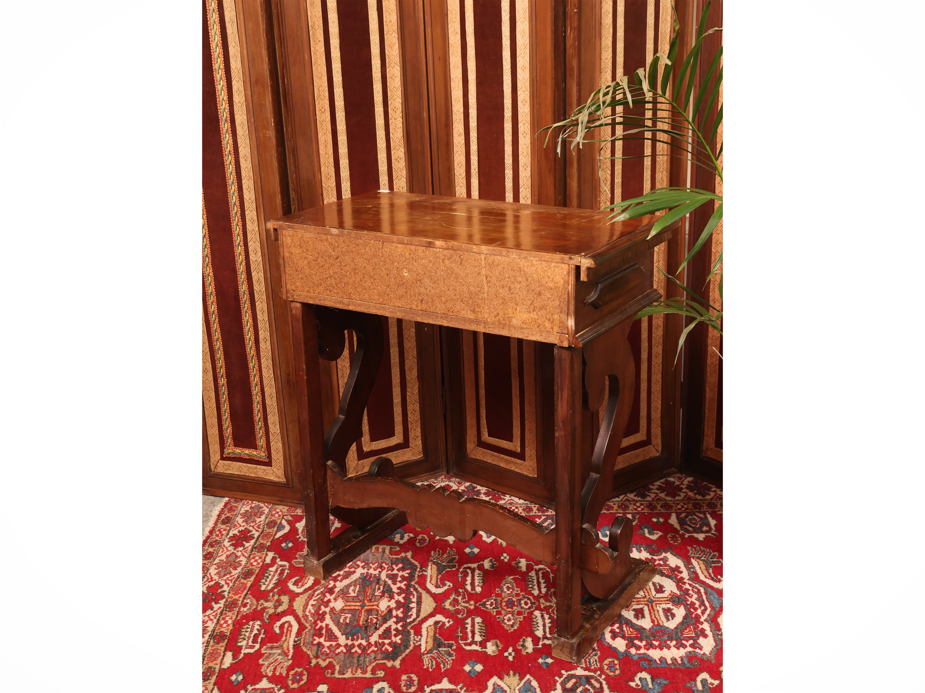 Piccolo scrittoio in noce, piano con gocciolatoio e cassetto, stile rinascimentale (XIX/XX secolo...