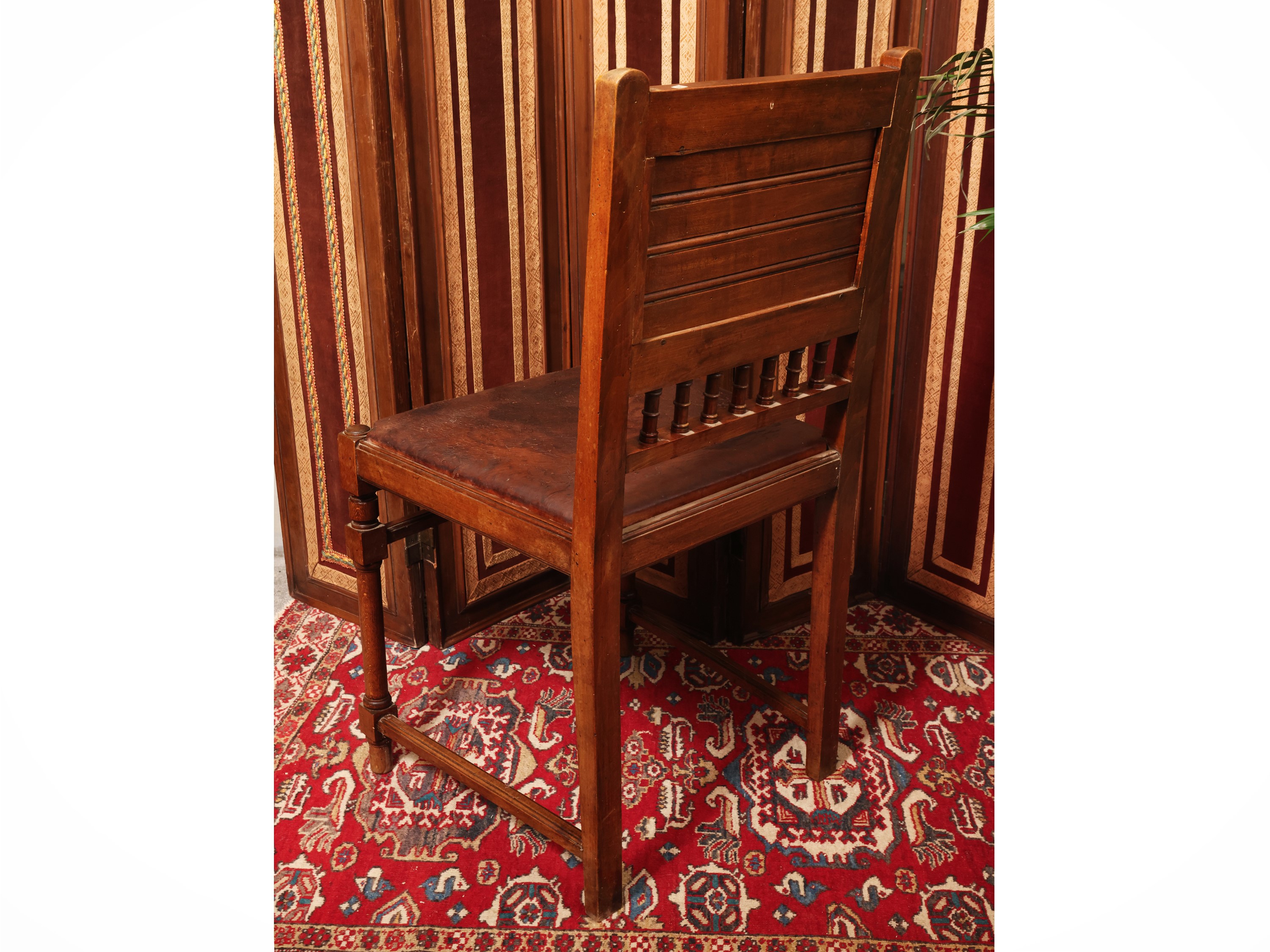 Sedia in ciliegio, schienale e seduta imbottiti rivestiti in cuoio