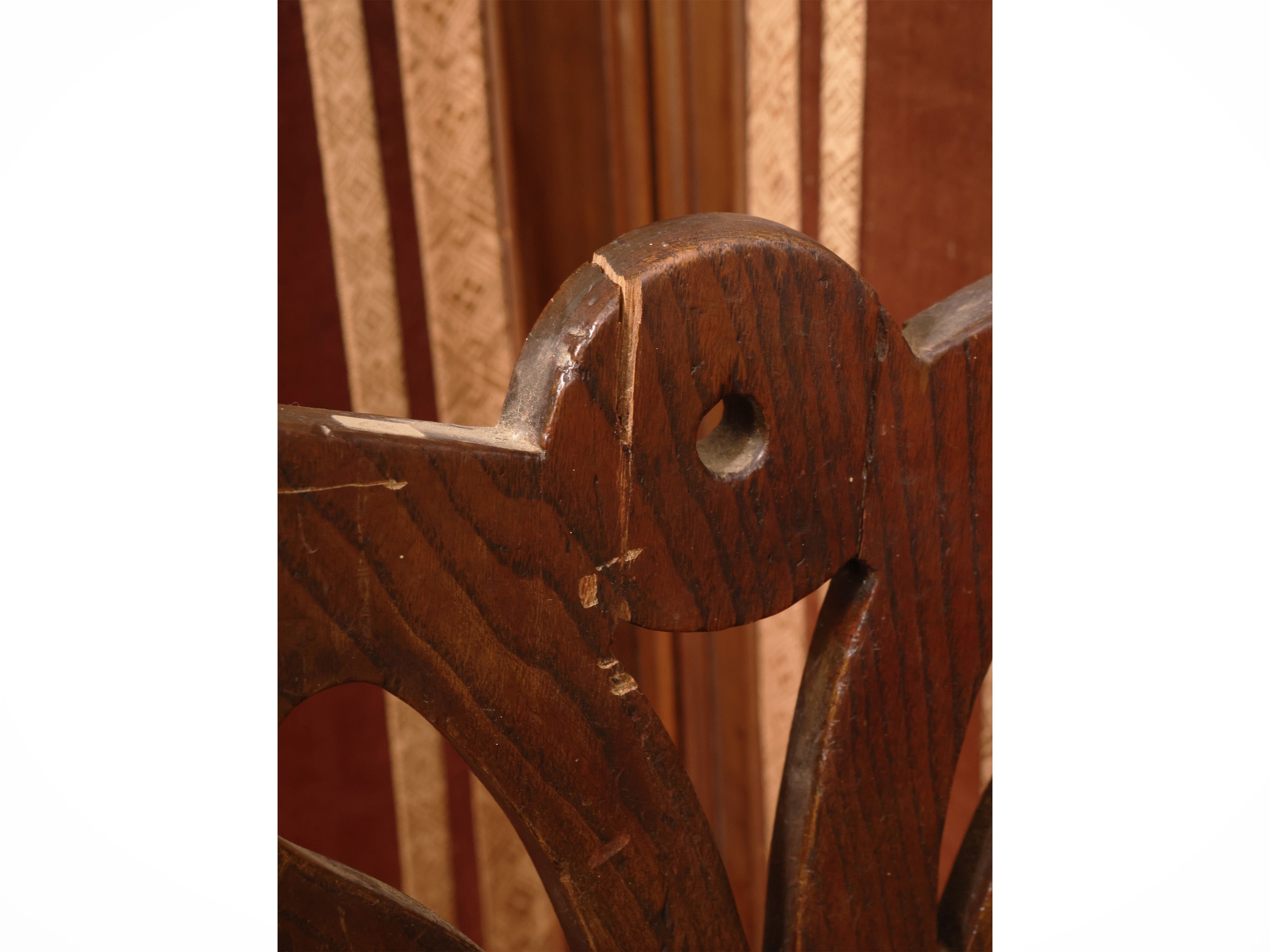 Sedia da toilette in legno tenero, schienale sagomato e traforato, XIX/XX secolo