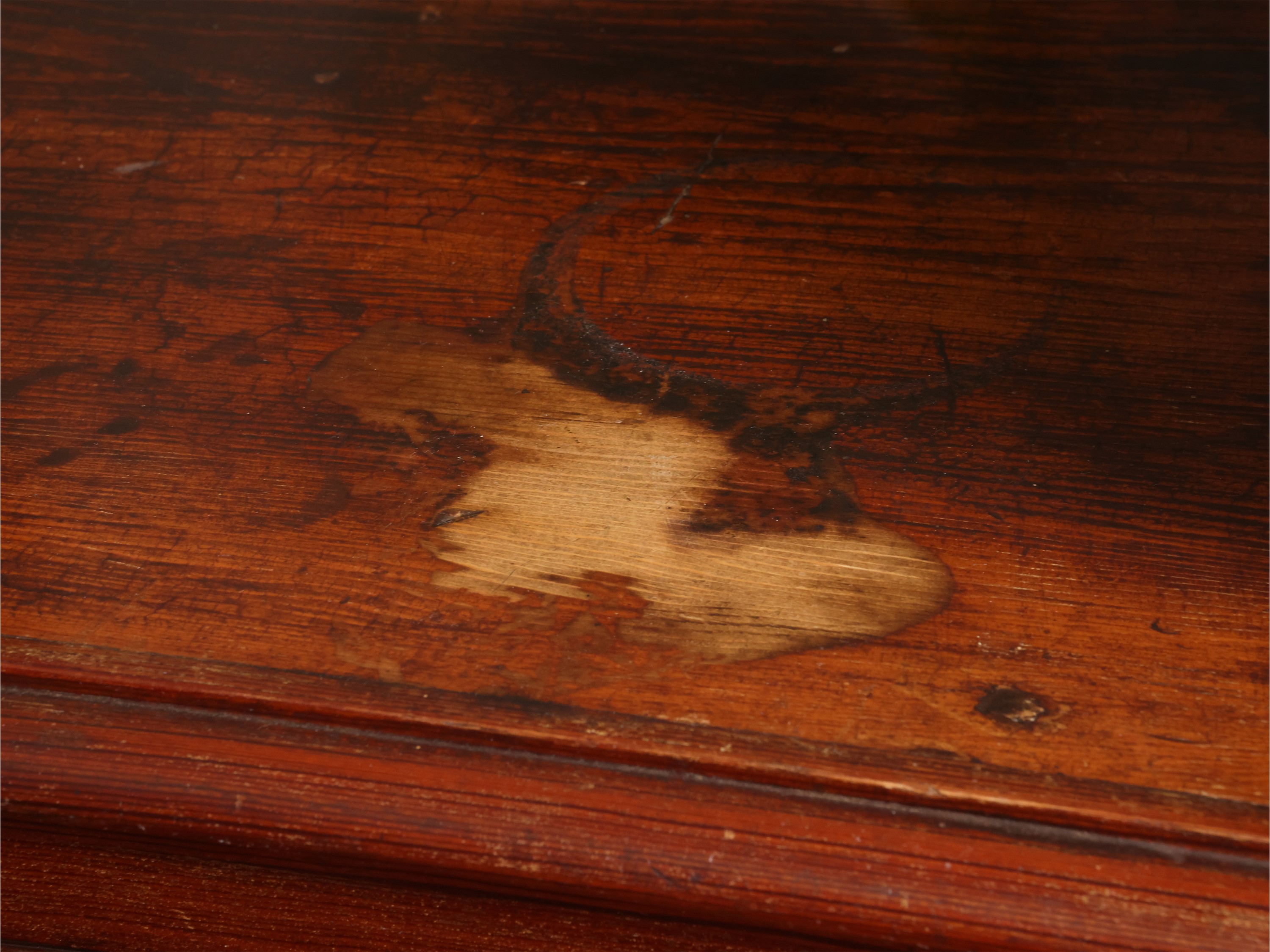 Cassettiera in legno tenero, piano sagomato, cinque cassetti, fine XIX/inizio XX secolo