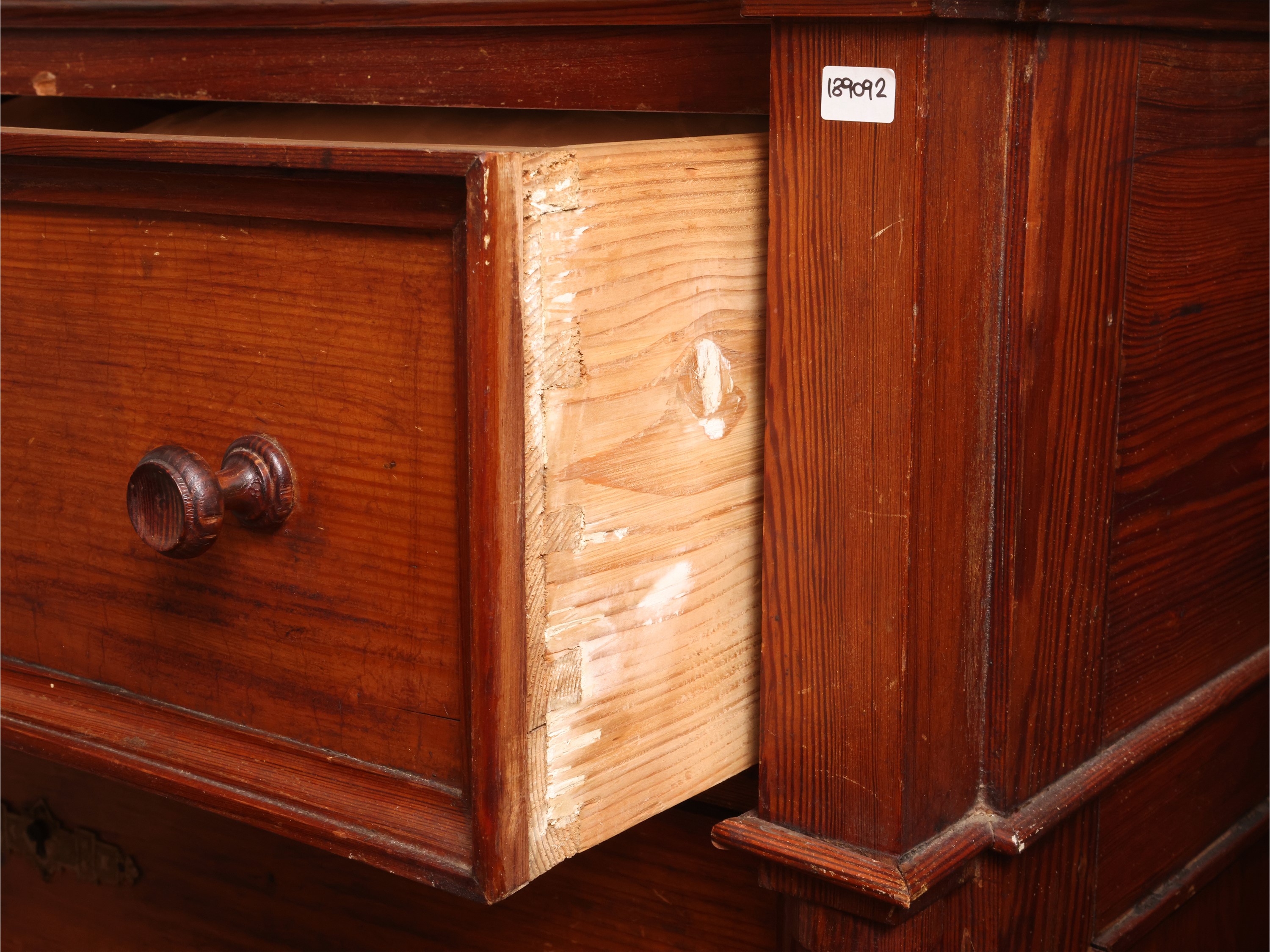 Cassettiera in legno tenero, piano sagomato, cinque cassetti, fine XIX/inizio XX secolo
