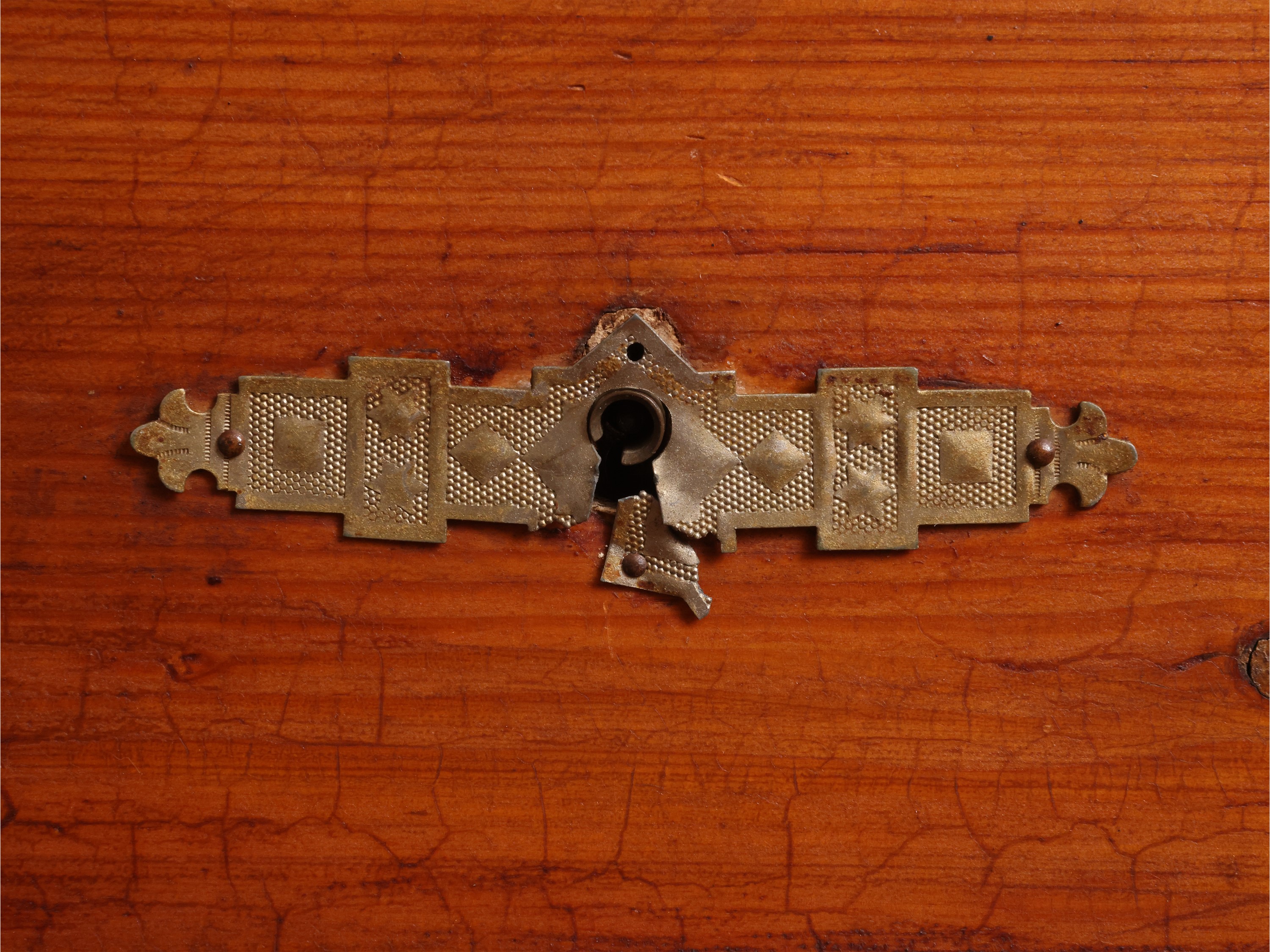 Cassettiera in legno tenero, piano sagomato, cinque cassetti, fine XIX/inizio XX secolo
