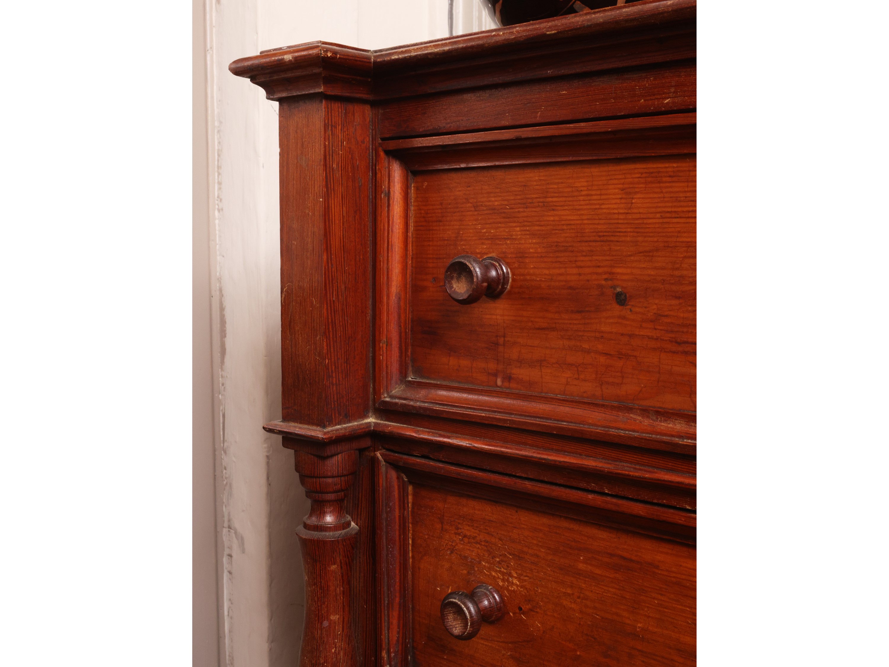 Cassettiera in legno tenero, piano sagomato, cinque cassetti, fine XIX/inizio XX secolo