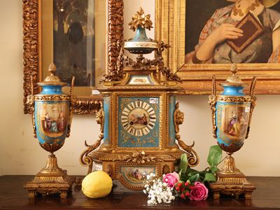 Francia, Trittico da camino con orologio e coppia di vasi in porcellana policroma e bronzo dorato