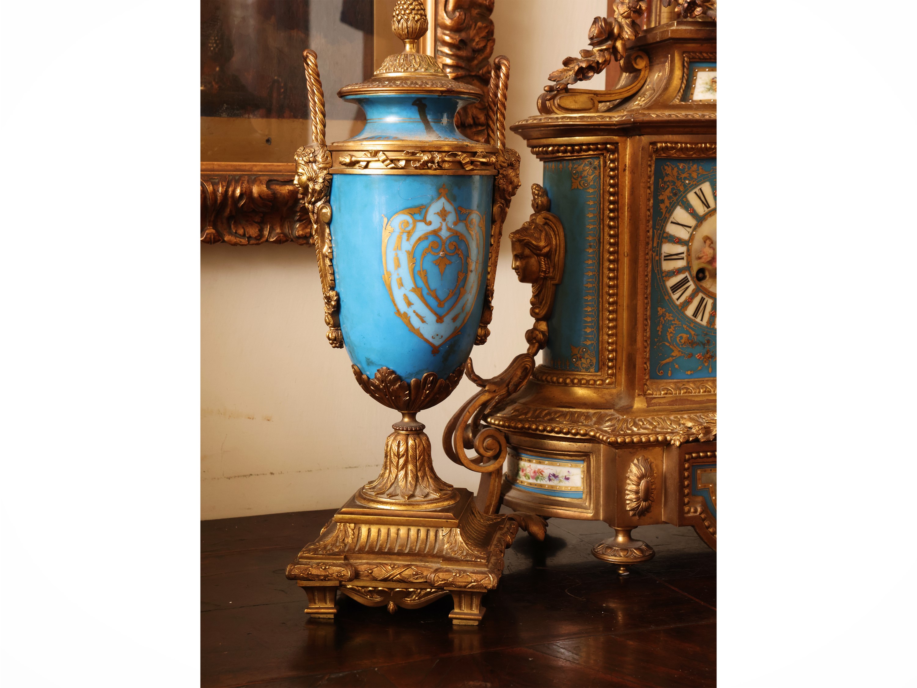 Francia, Trittico da camino con orologio e coppia di vasi in porcellana policroma e bronzo dorato