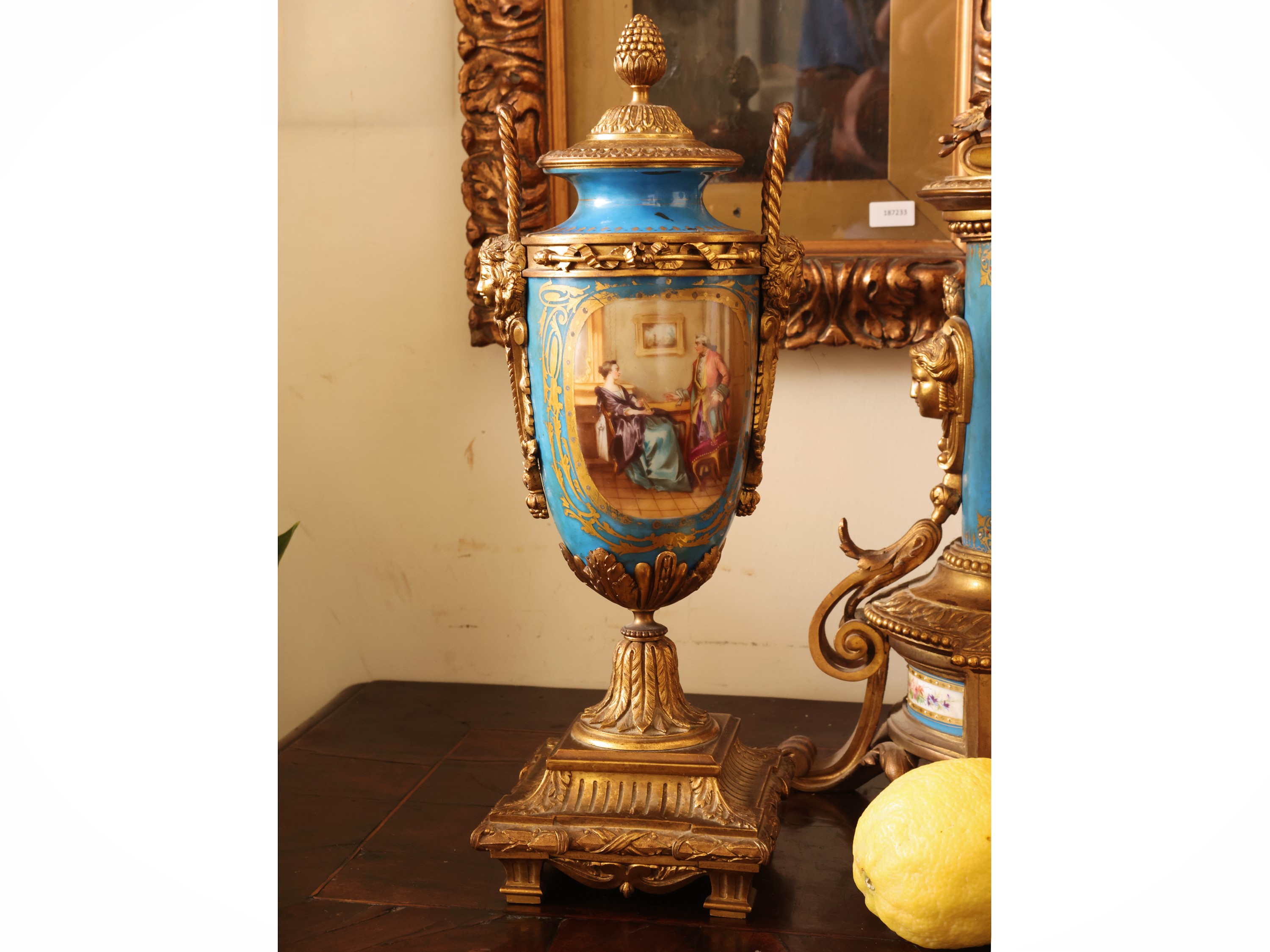Francia, Trittico da camino con orologio e coppia di vasi in porcellana policroma e bronzo dorato