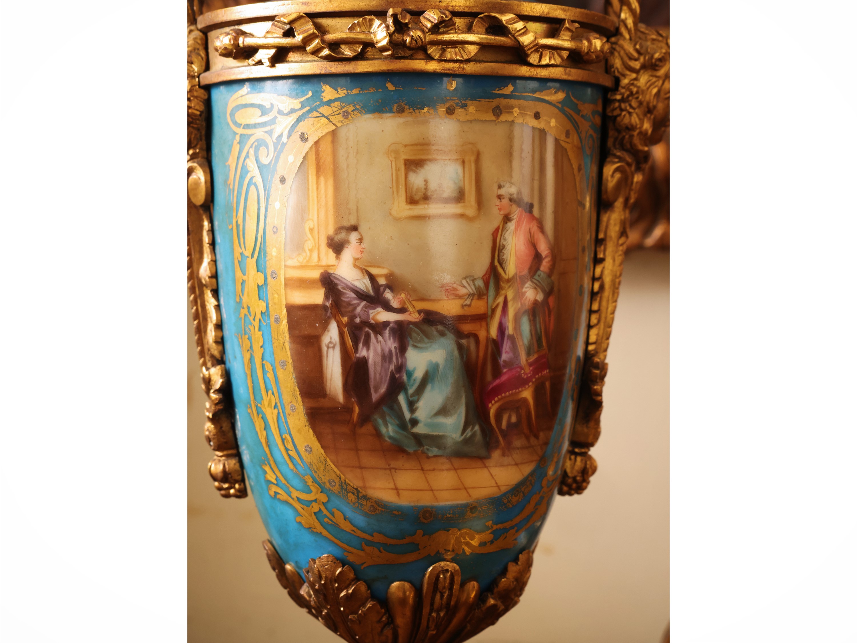 Francia, Trittico da camino con orologio e coppia di vasi in porcellana policroma e bronzo dorato