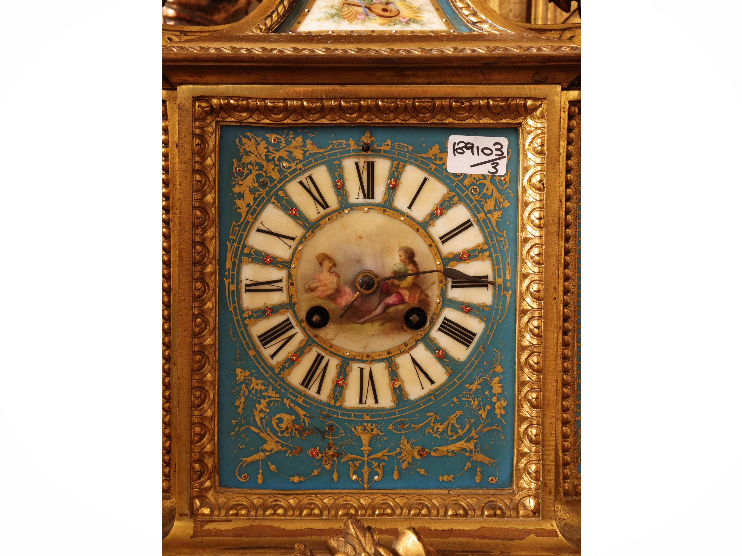 Francia, Trittico da camino con orologio e coppia di vasi in porcellana policroma e bronzo dorato