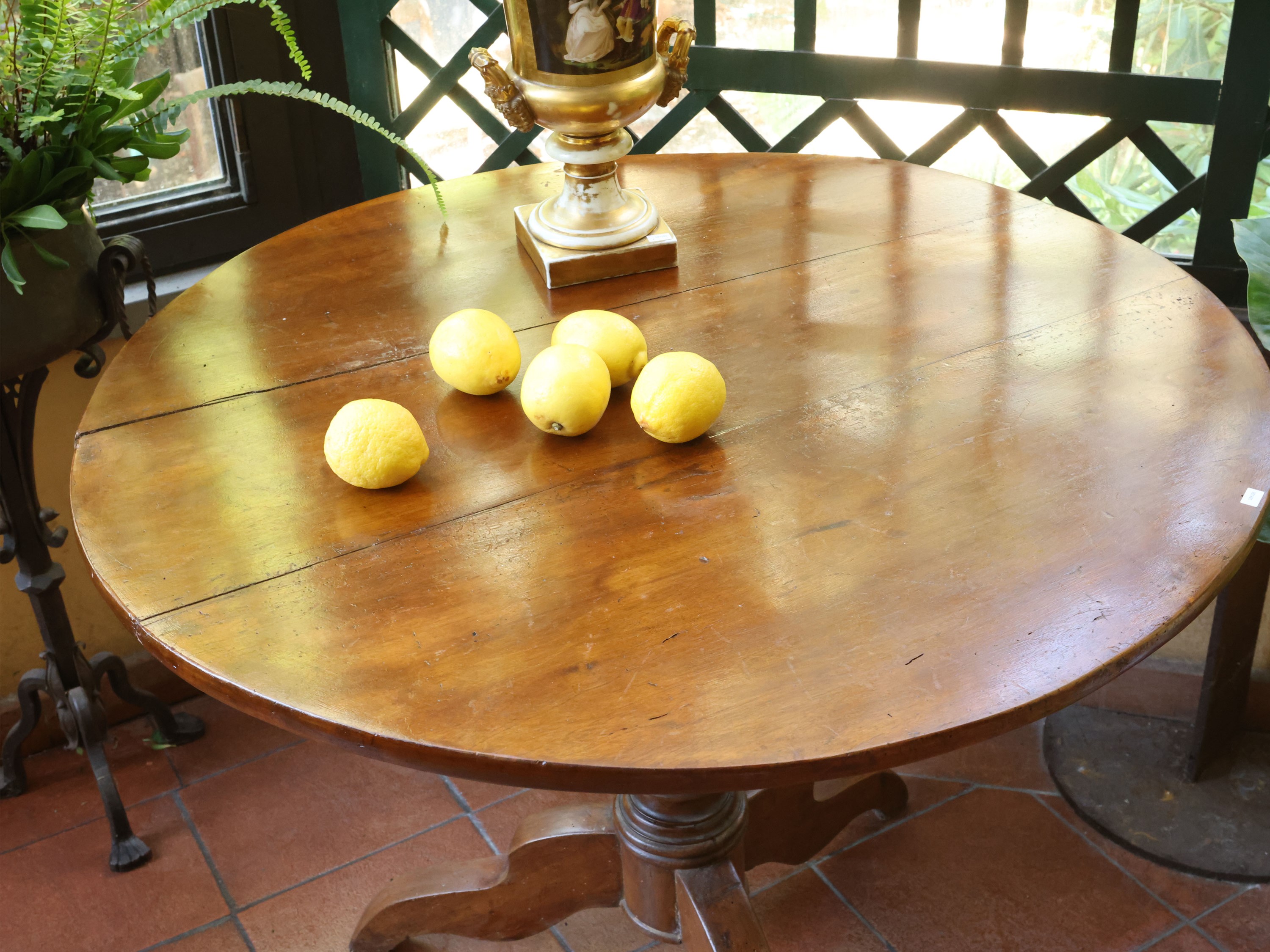 Tavolo rotondo in noce, piano circolare, stelo tornito su tripode (seconda metà del XIX secolo)