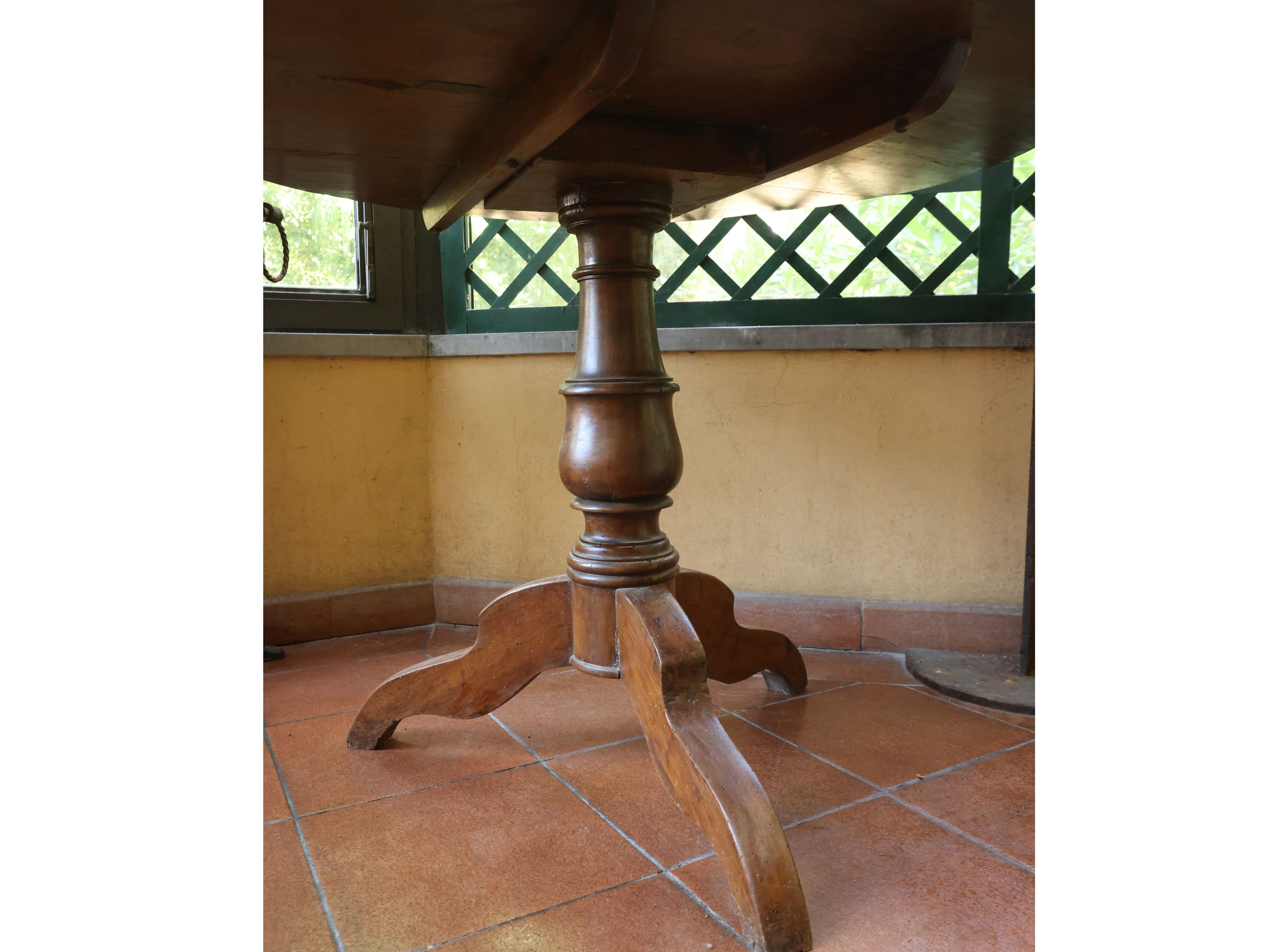 Tavolo rotondo in noce, piano circolare, stelo tornito su tripode (seconda metà del XIX secolo)