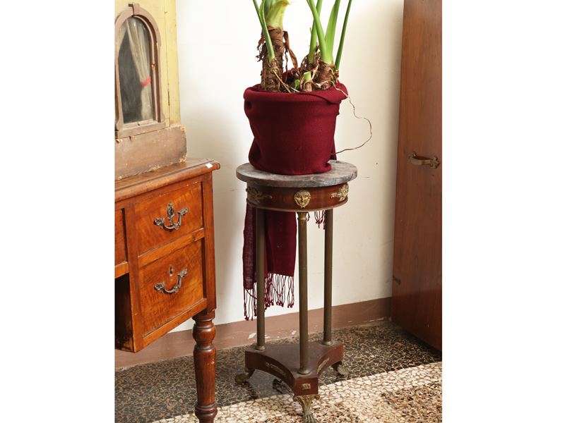 Gueridon portavasi in satinwood in stile Impero, piano circolare in marmo