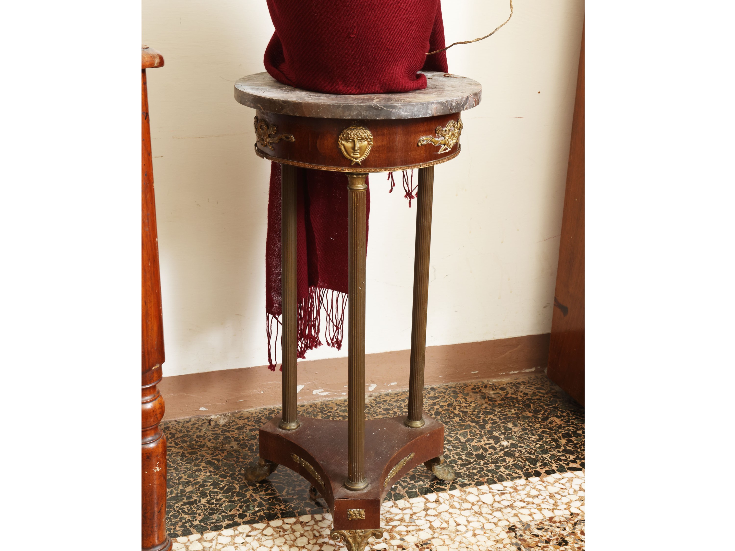 Gueridon portavasi in satinwood in stile Impero, piano circolare in marmo