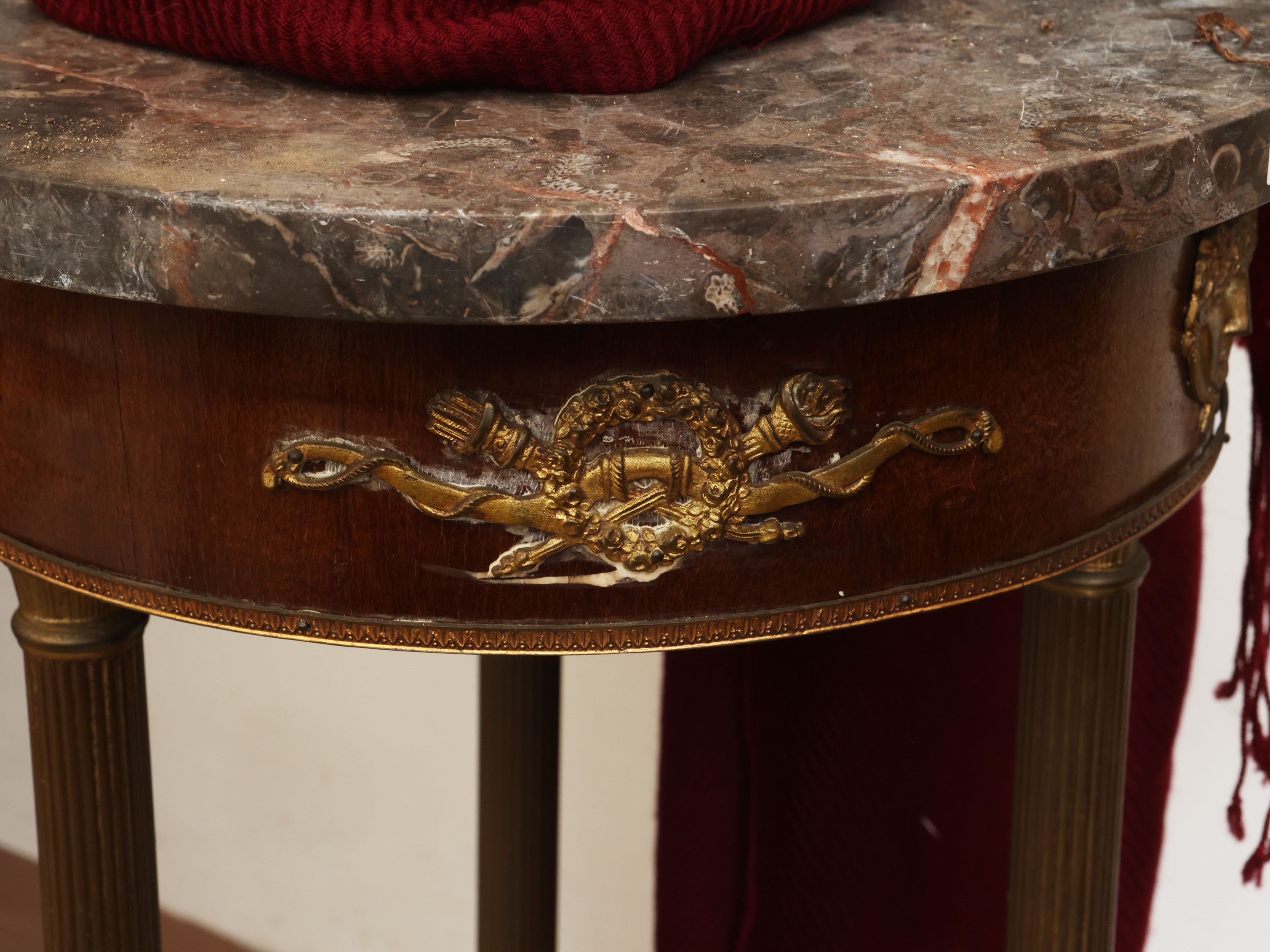 Gueridon portavasi in satinwood in stile Impero, piano circolare in marmo