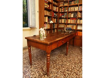 Grande tavolo da biblioteca in legno tenero, XIX/XX secolo, con gambe tornite