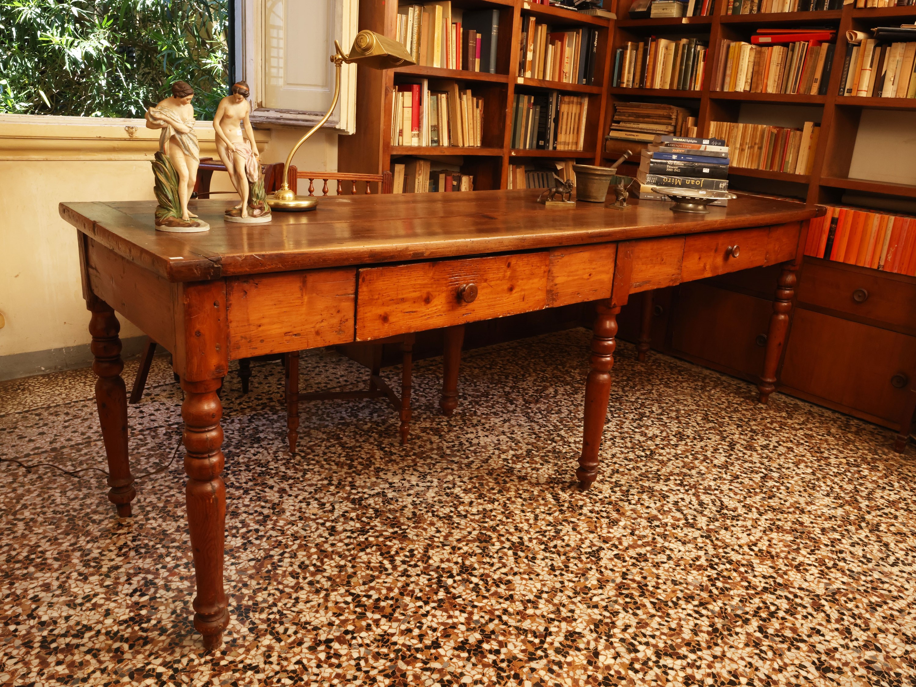 Grande tavolo da biblioteca in legno tenero, XIX/XX secolo, con gambe tornite