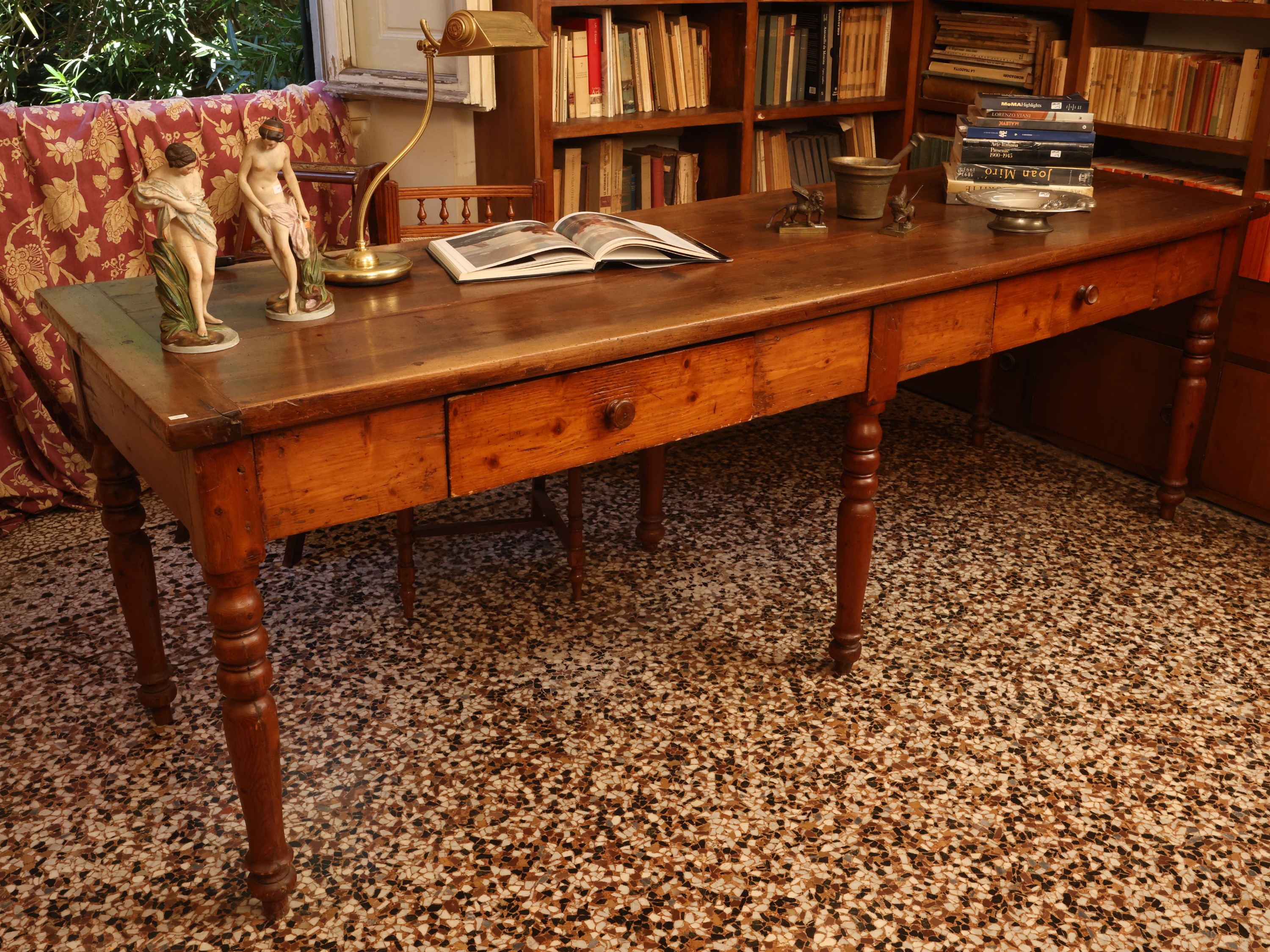 Grande tavolo da biblioteca in legno tenero, XIX/XX secolo, con gambe tornite