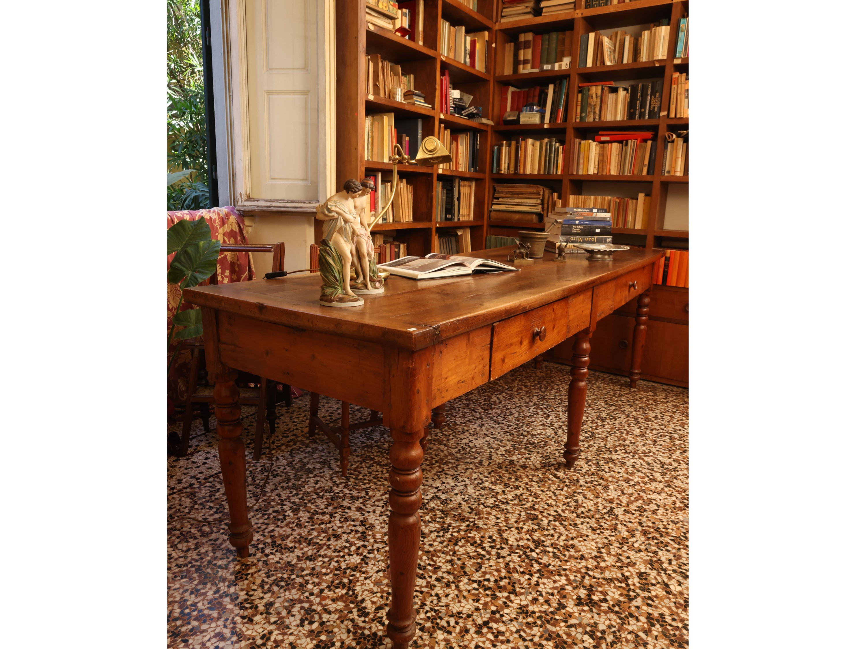 Grande tavolo da biblioteca in legno tenero, XIX/XX secolo, con gambe tornite