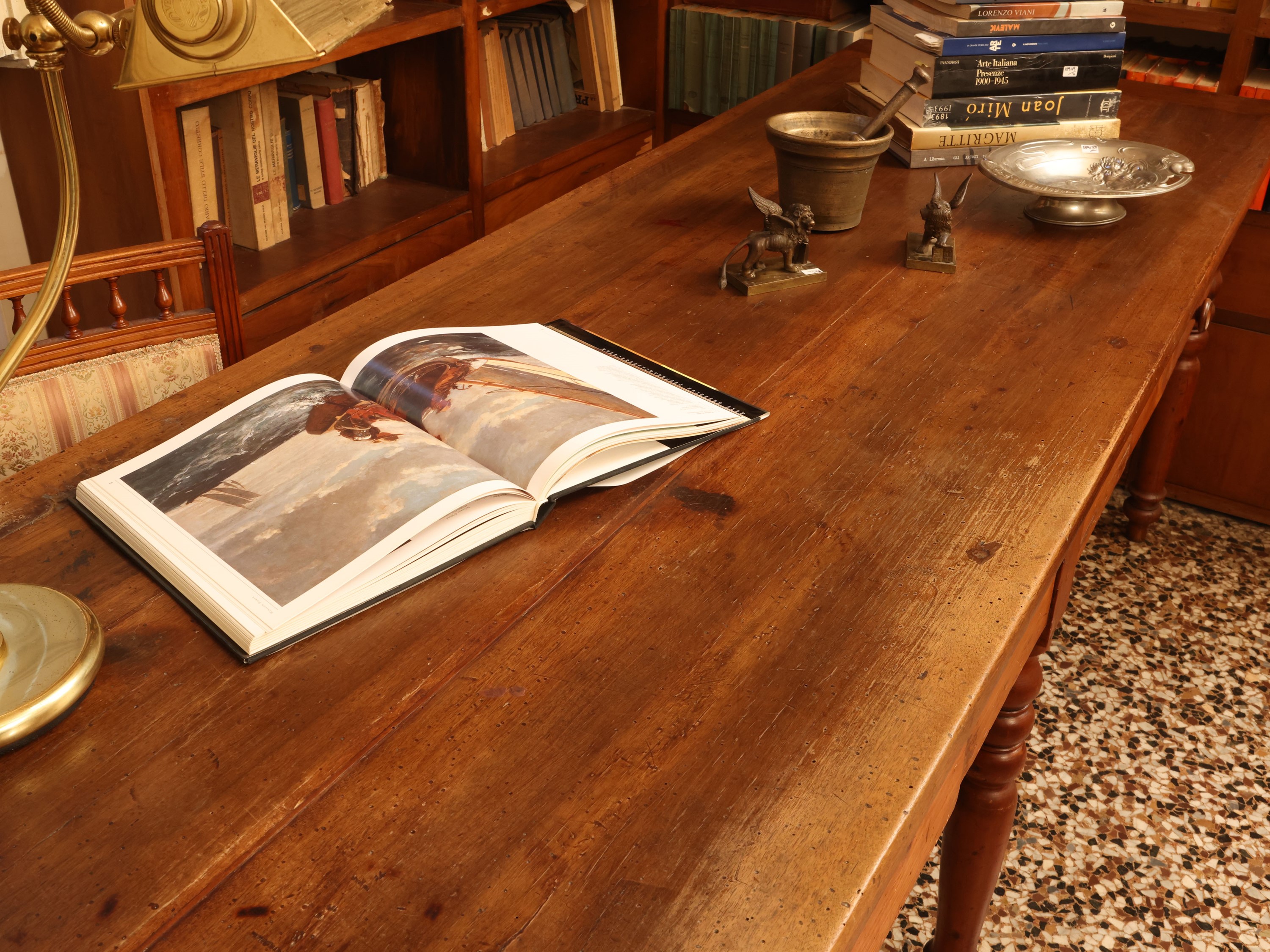 Grande tavolo da biblioteca in legno tenero, XIX/XX secolo, con gambe tornite