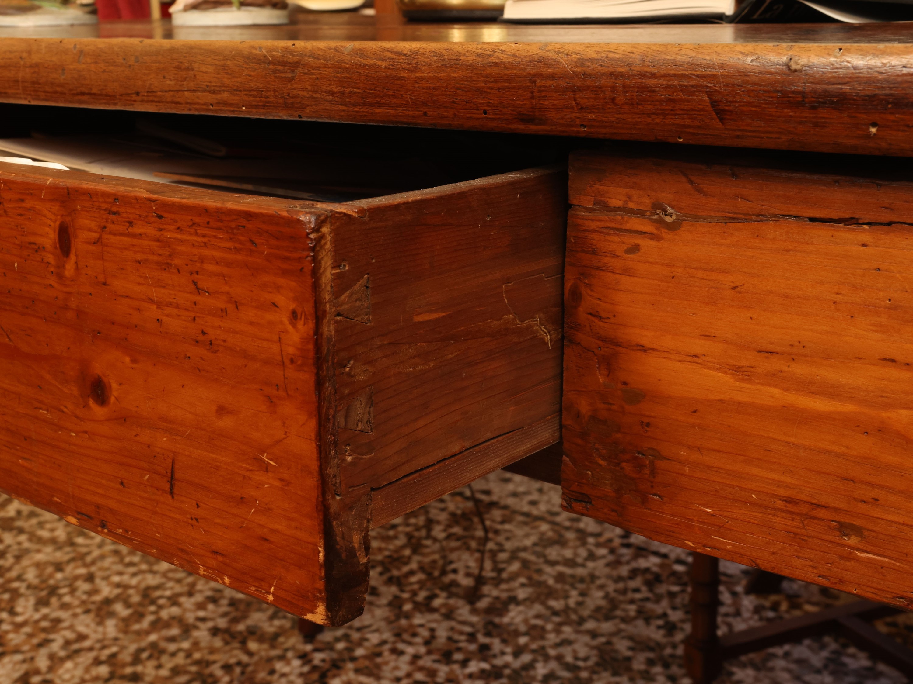 Grande tavolo da biblioteca in legno tenero, XIX/XX secolo, con gambe tornite