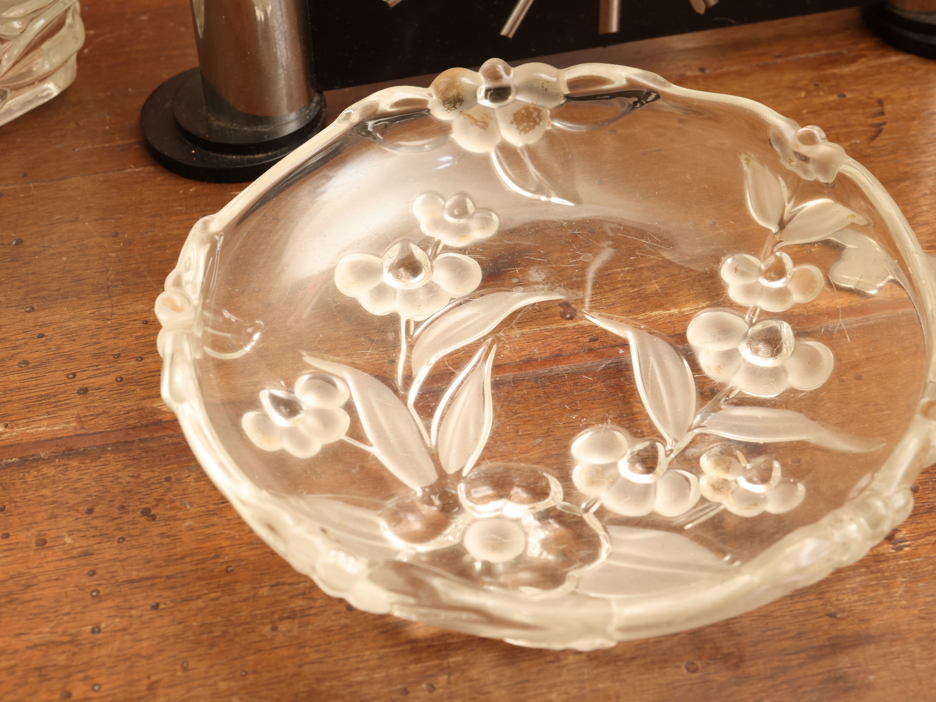 Curiosità moderne, due cornici portaritratti in argento e orologio da tavolo in stile Art Déco