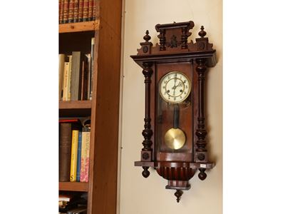 Orologio a pendolo da parete, noce e altre essenze, cimasa architettonica e quadrante in smalto (...