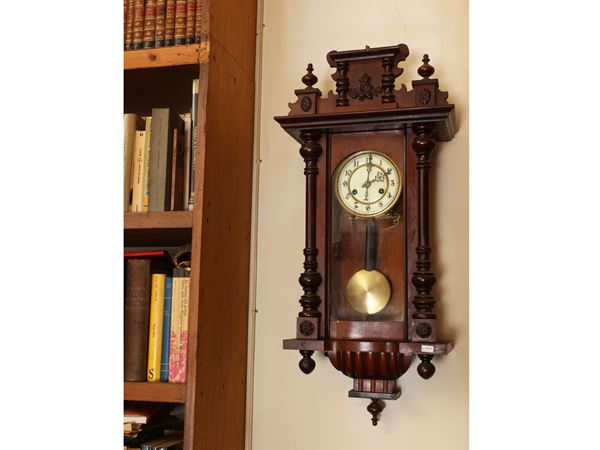 Orologio a pendolo a muro in noce ed altre essenze