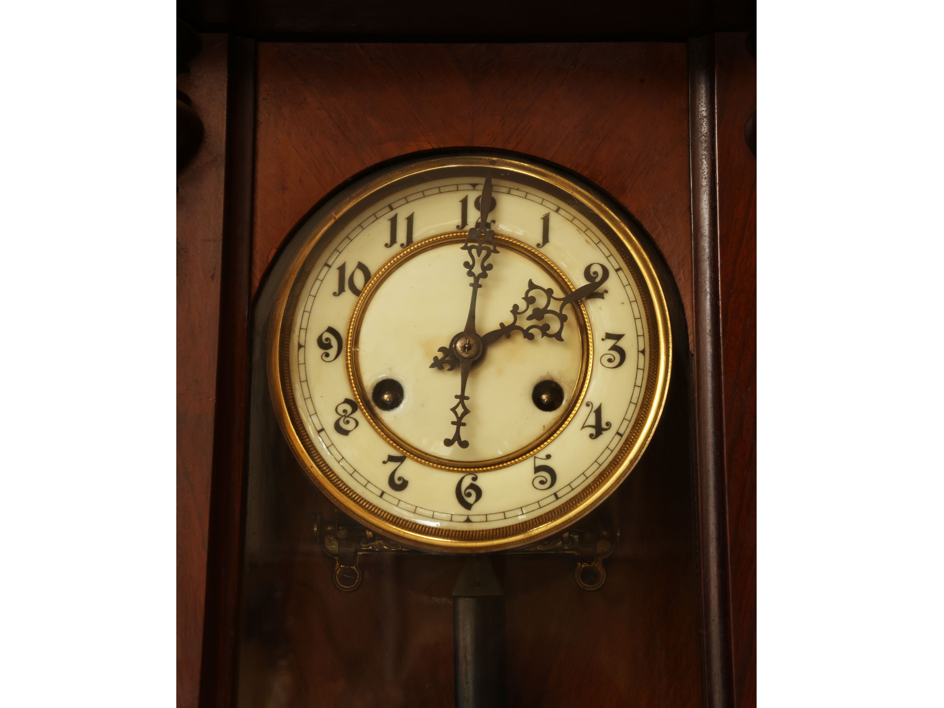 Orologio a pendolo da parete, noce e altre essenze, cimasa architettonica e quadrante in smalto (...