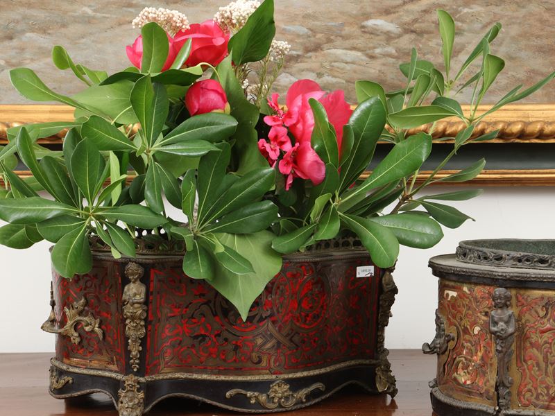 Coppia di fioriere in stile Boulle, intarsio in ottone e lacca rossa