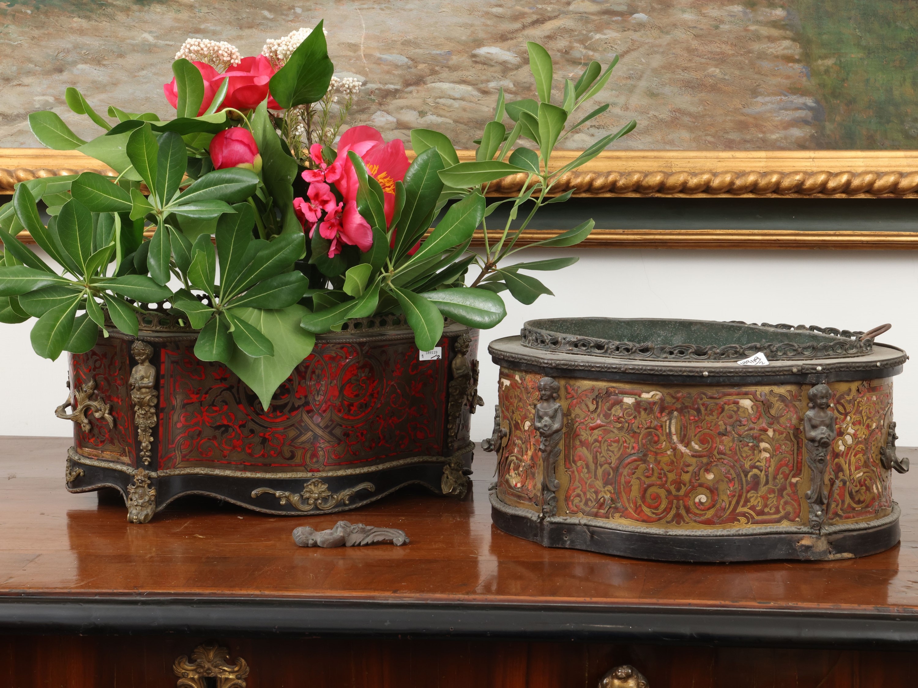 Coppia di fioriere in stile Boulle, intarsio in ottone e lacca rossa