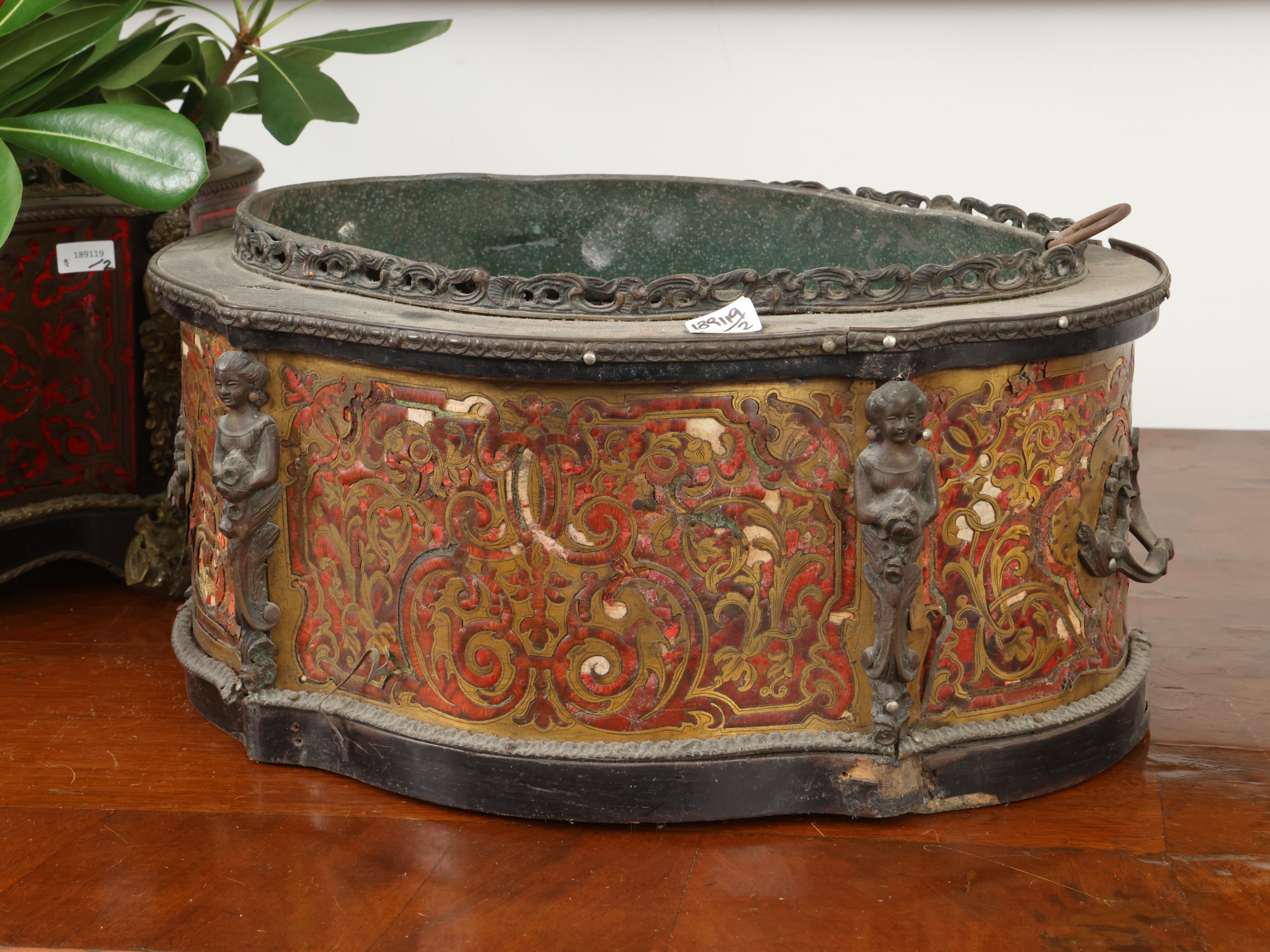 Coppia di fioriere in stile Boulle, intarsio in ottone e lacca rossa