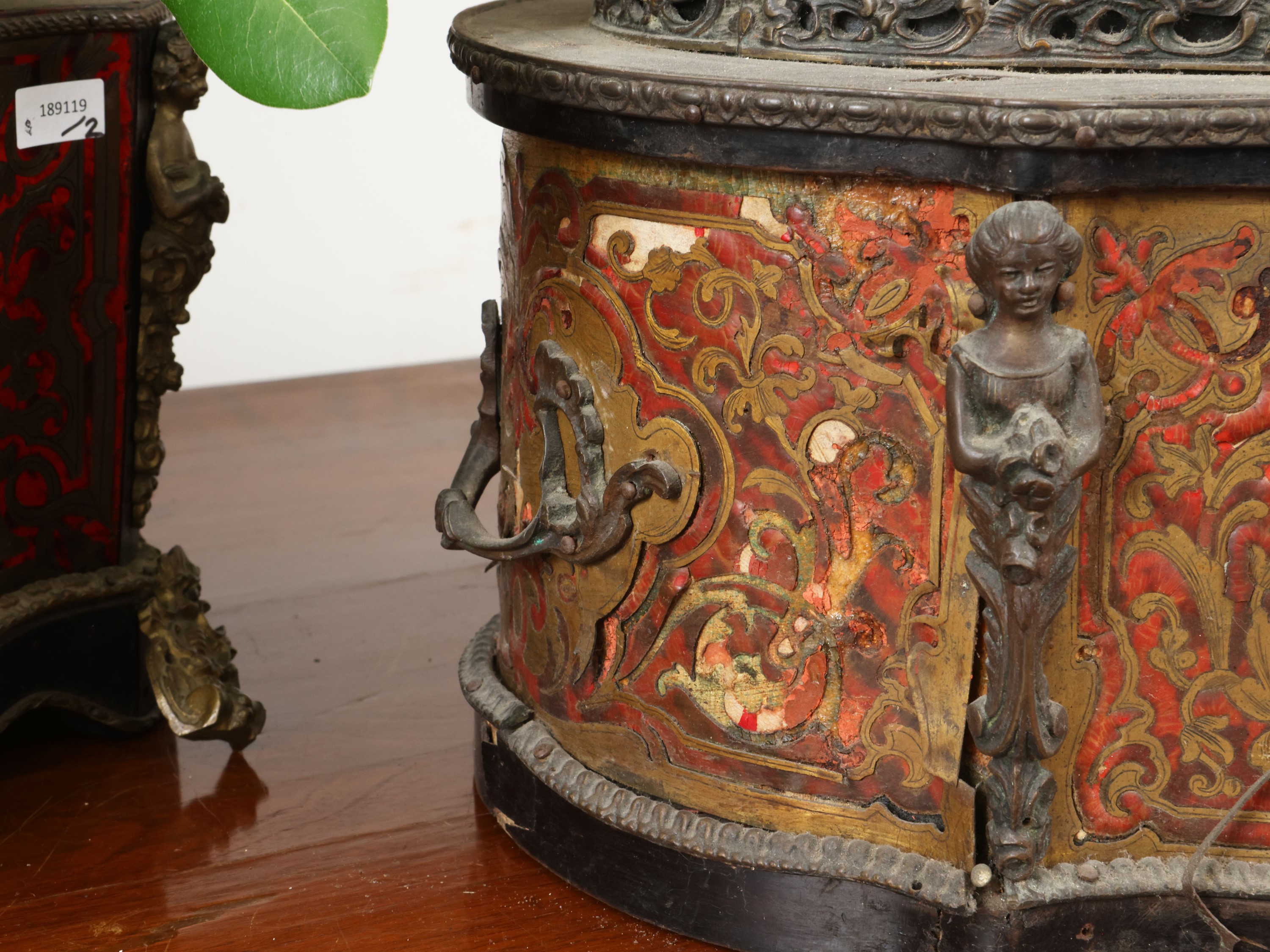 Coppia di fioriere in stile Boulle, intarsio in ottone e lacca rossa