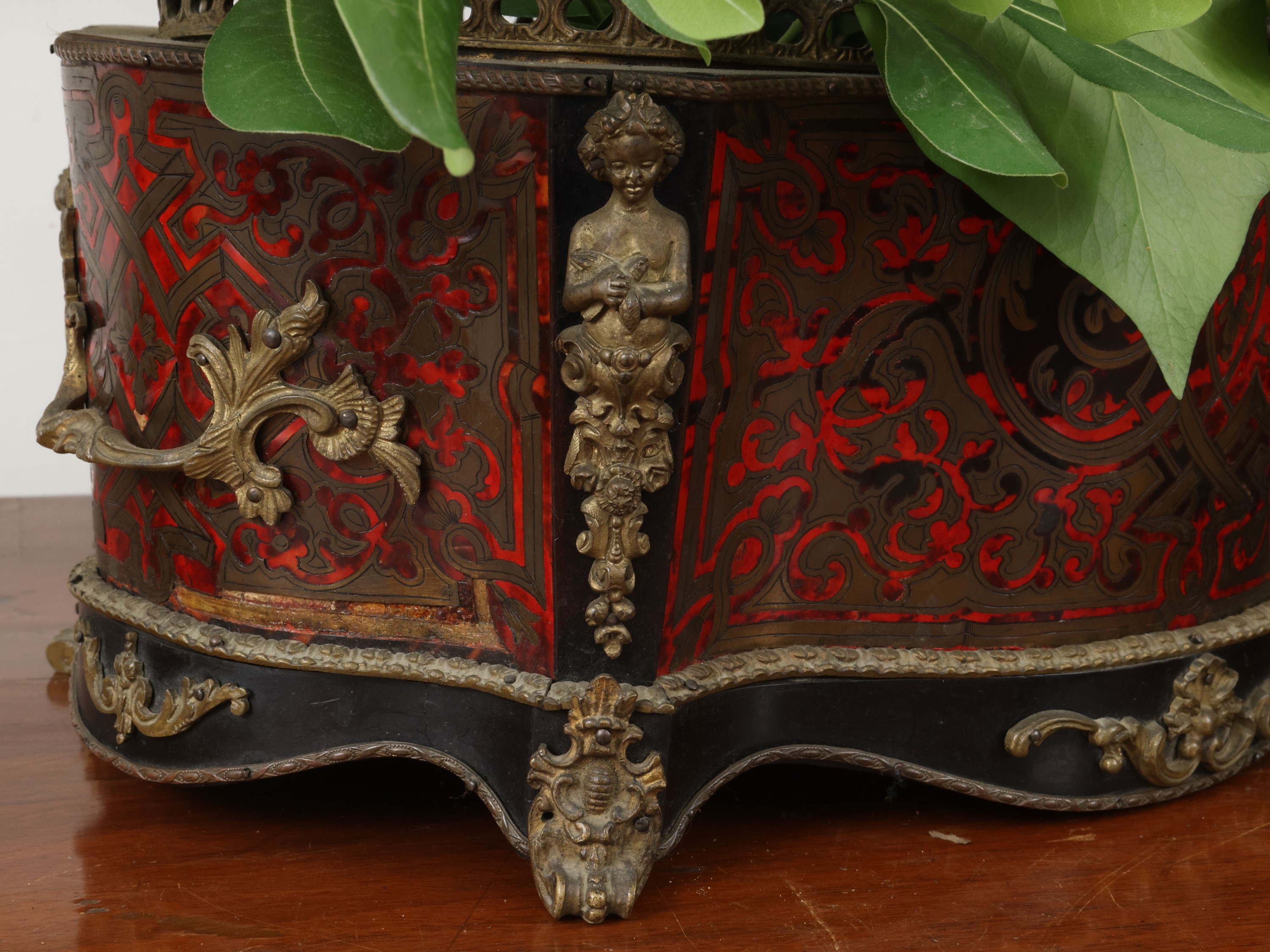 Coppia di fioriere in stile Boulle, intarsio in ottone e lacca rossa